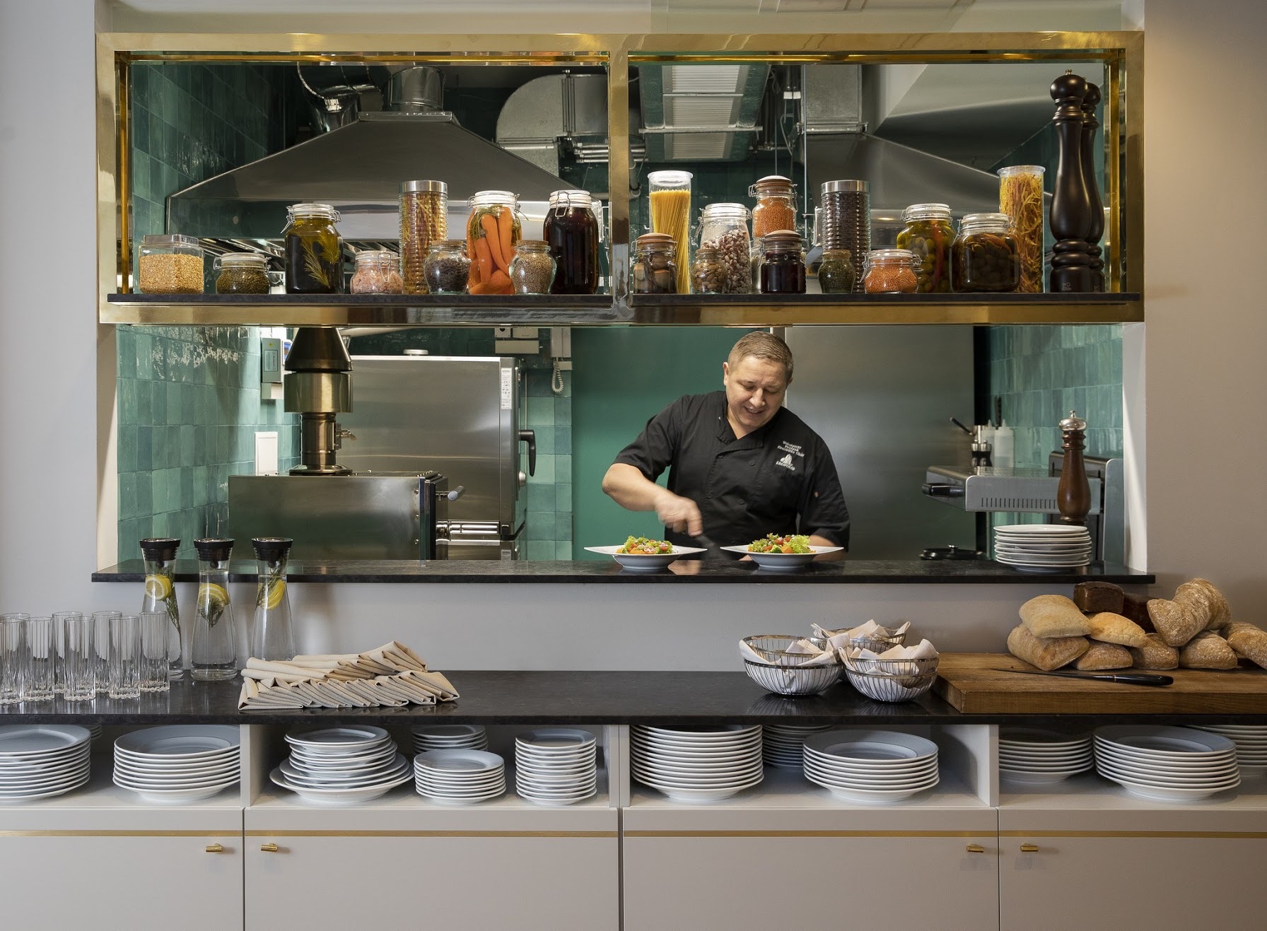 Leo Restaurant & Bar image 13