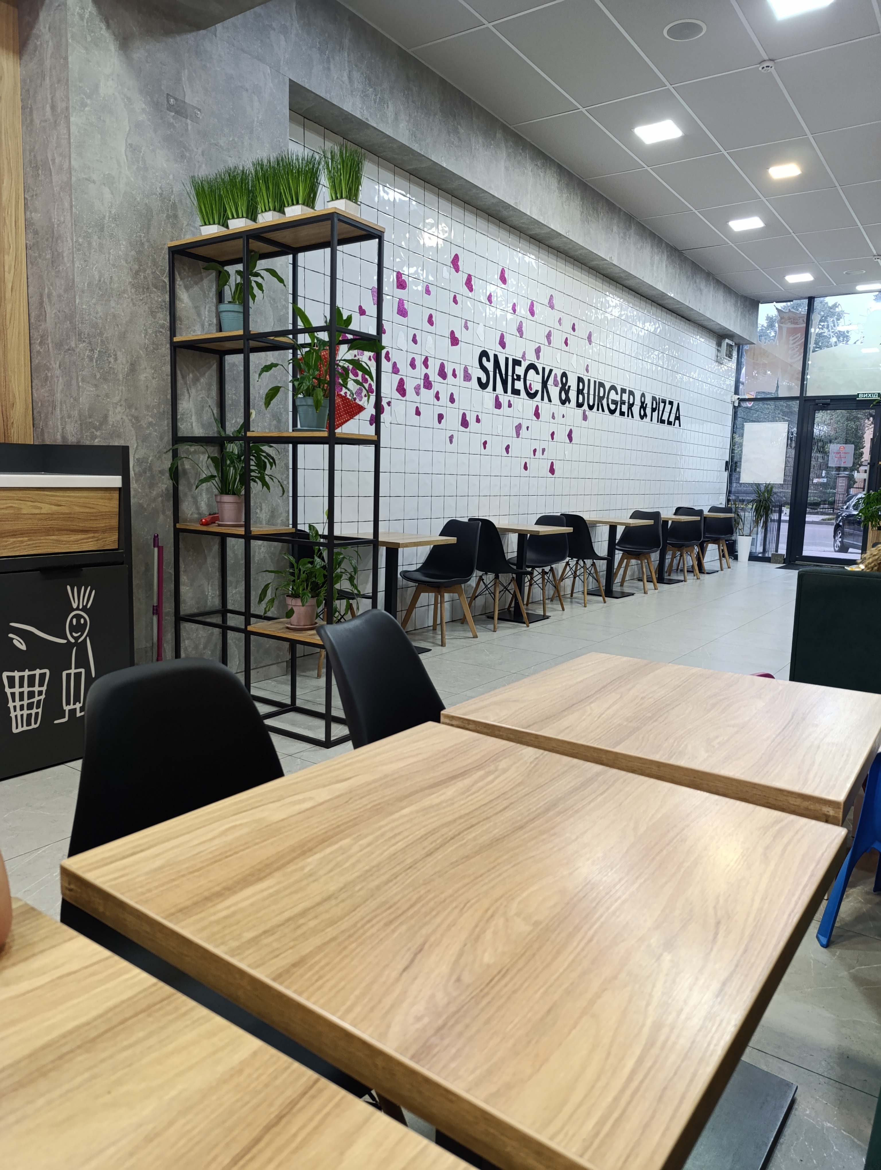 ROYAL HAMBURGER image 14