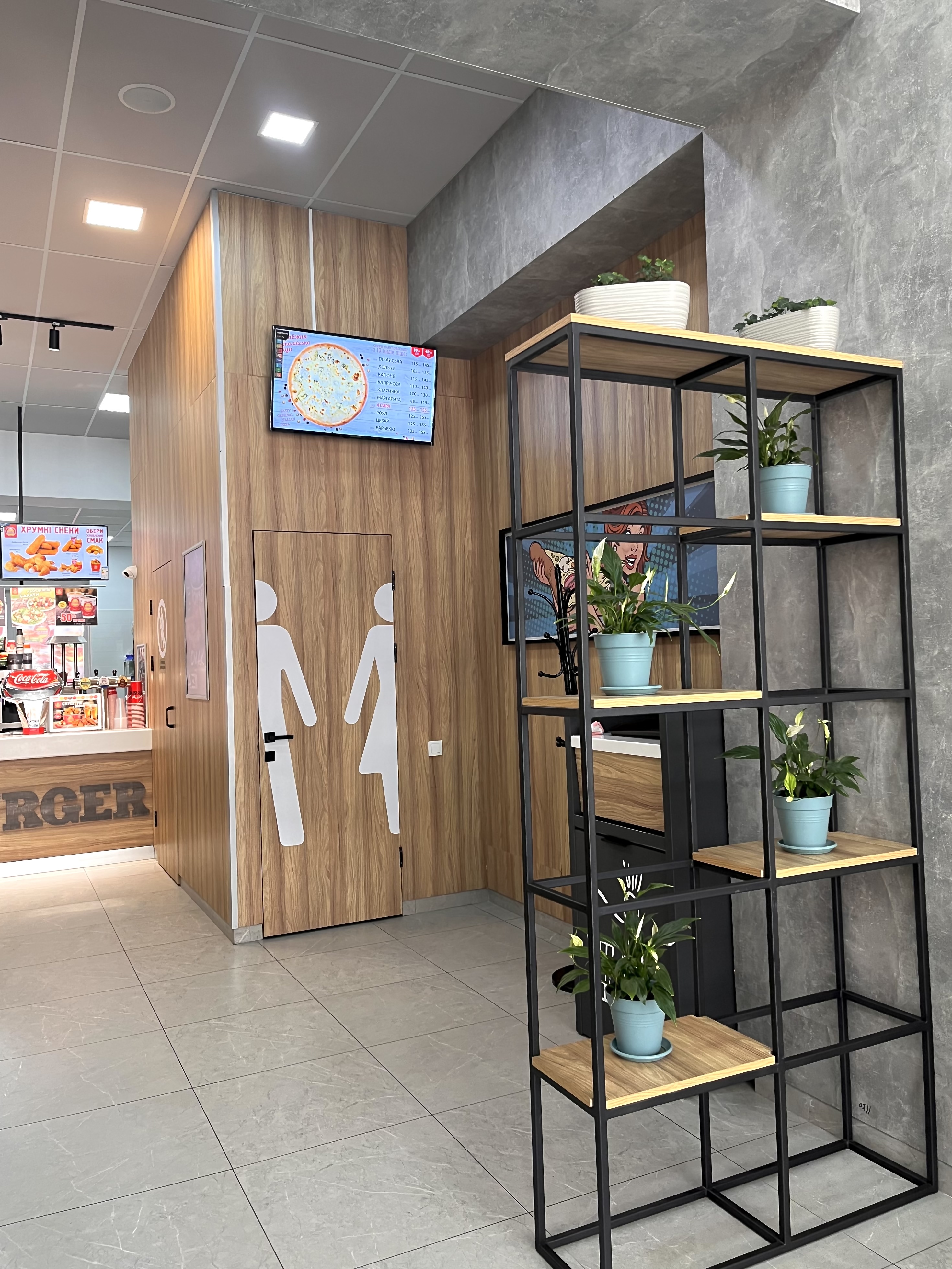 ROYAL HAMBURGER image 18