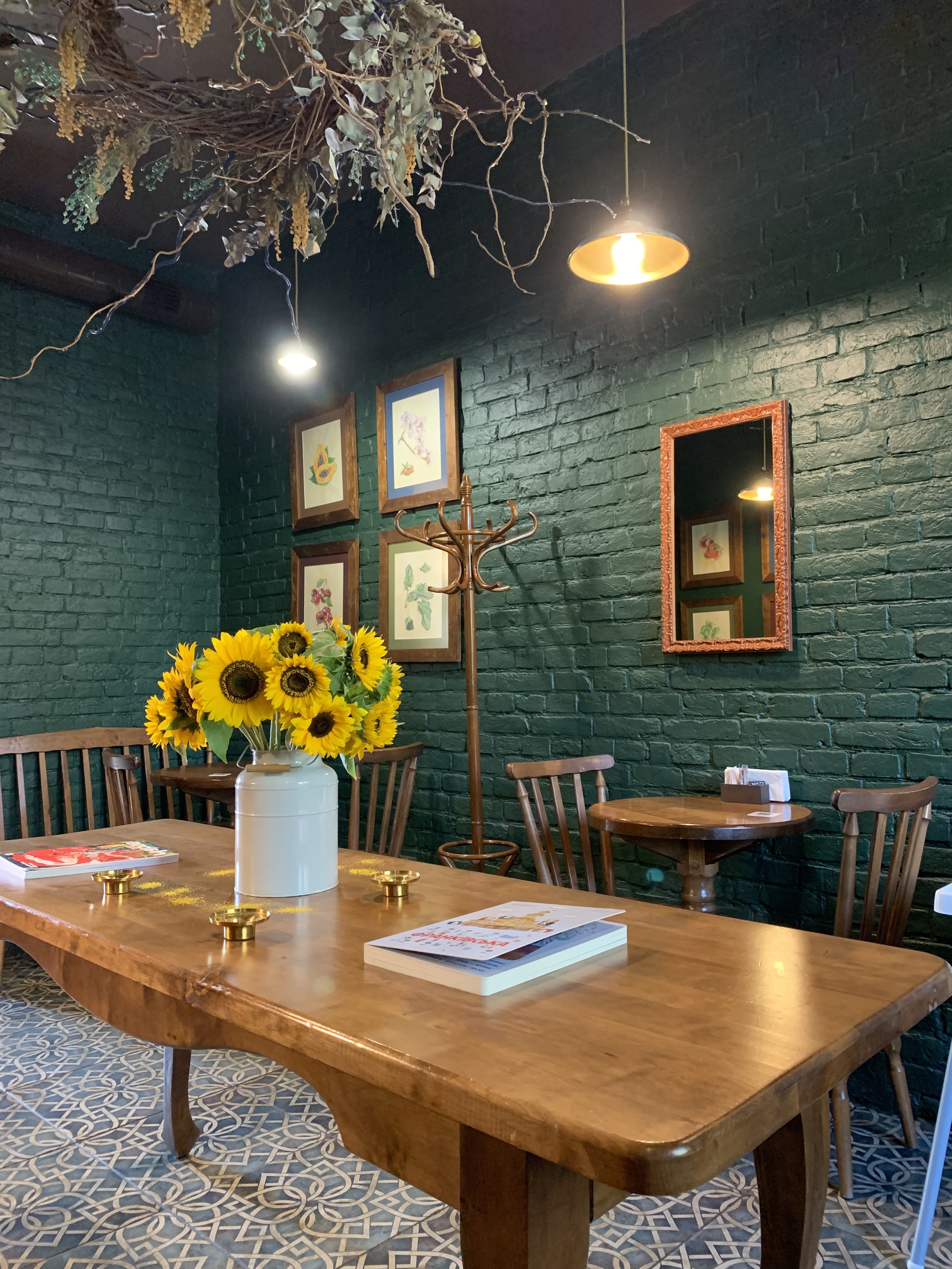 Mondays cafe image 14