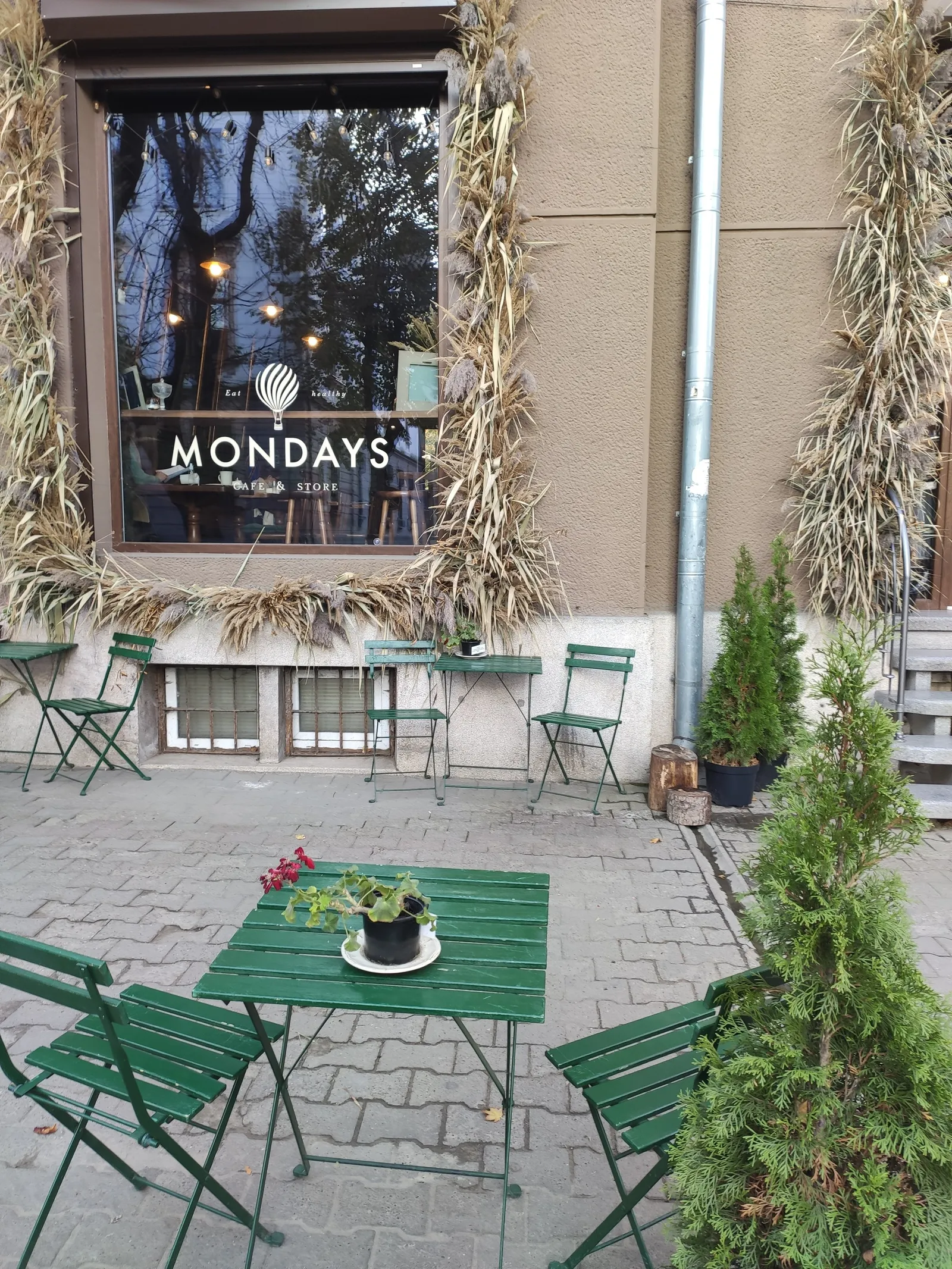 Mondays cafe image 18
