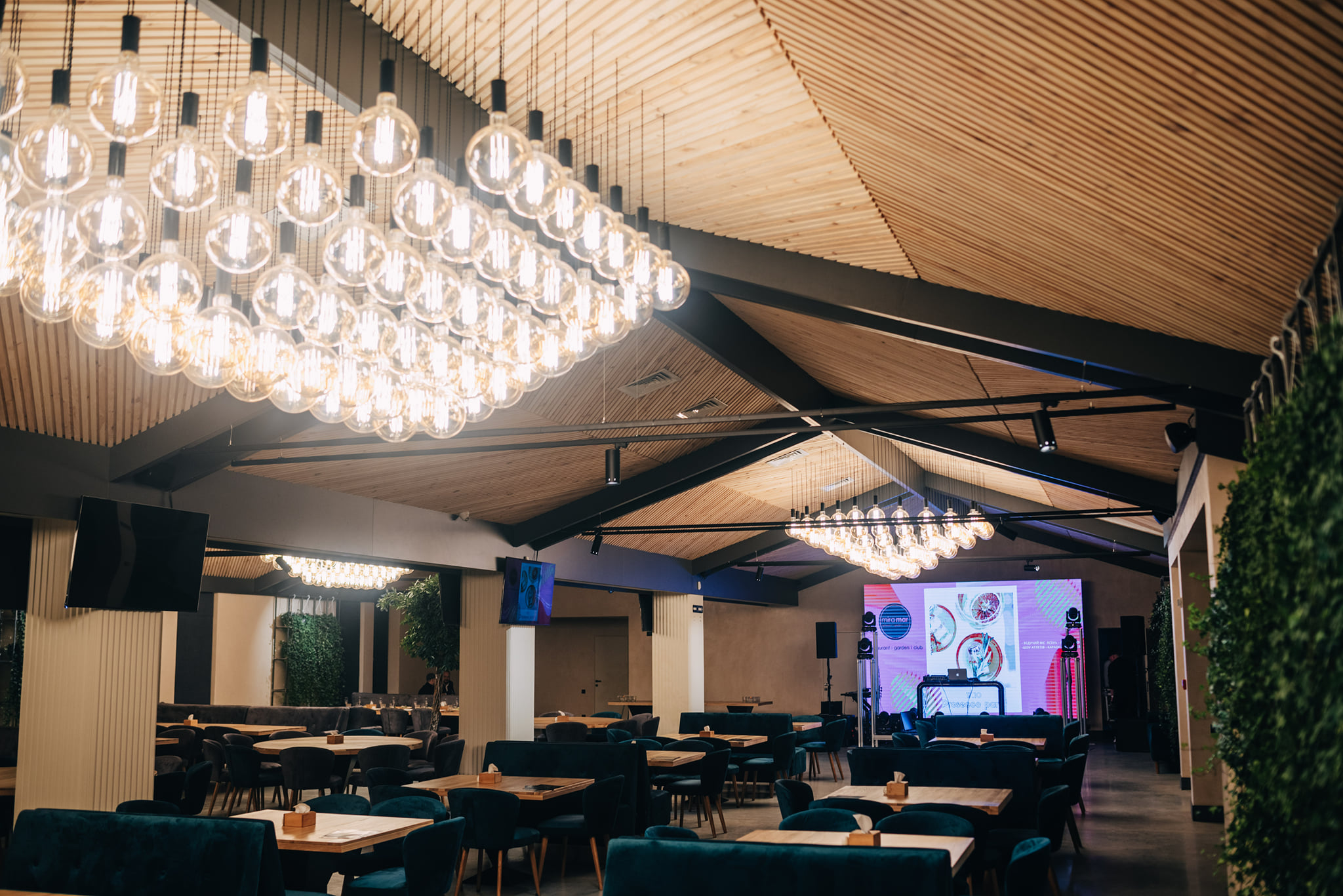 Miramar Restaurant | Garden | Club image 11