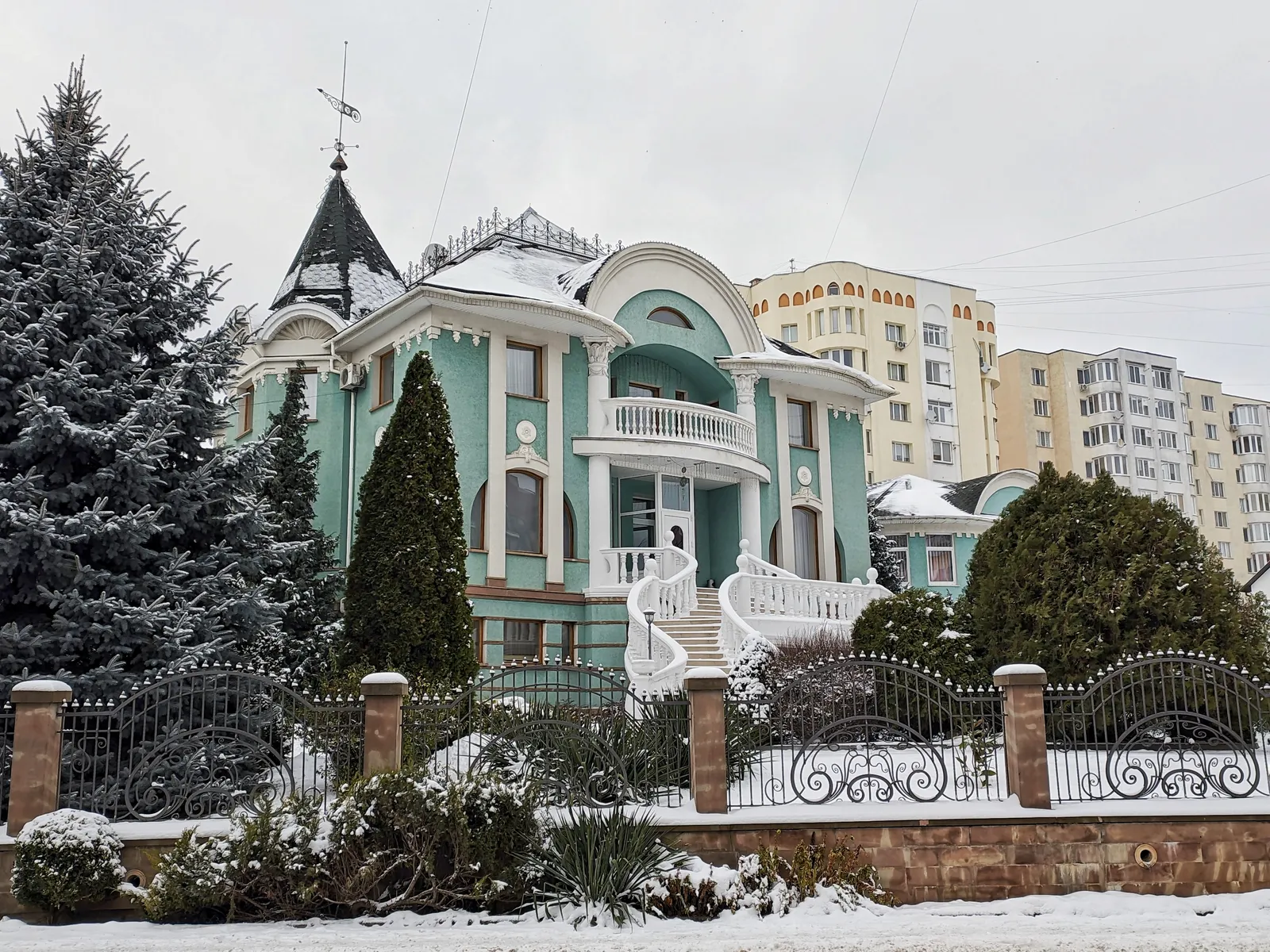 Lordly estate image 13