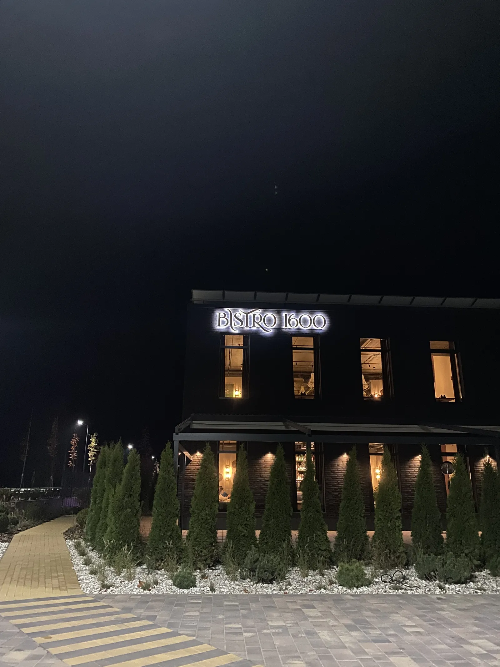 Bistro 1600 image 16