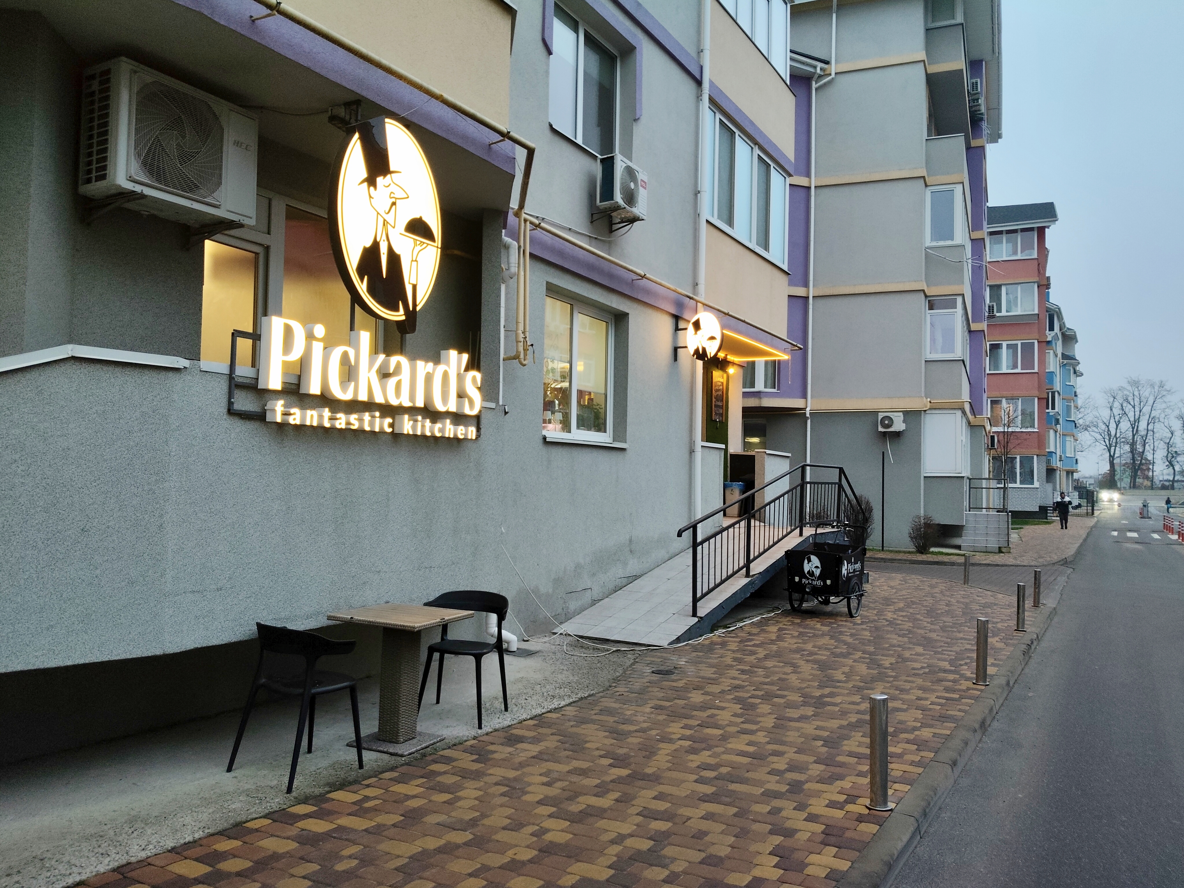 Pickard's fantastic kitchen image 15