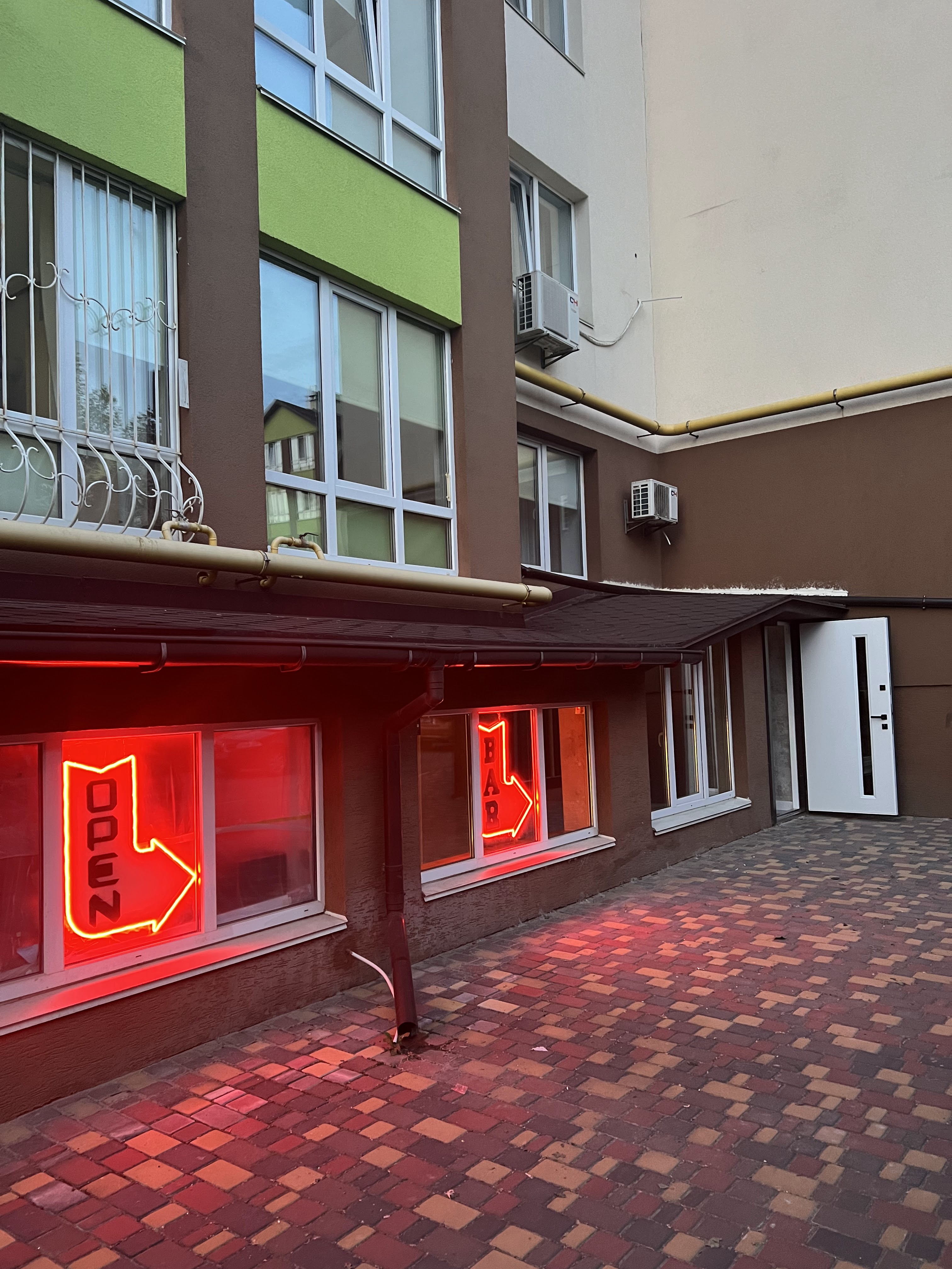 BROTHERS BAR image 17