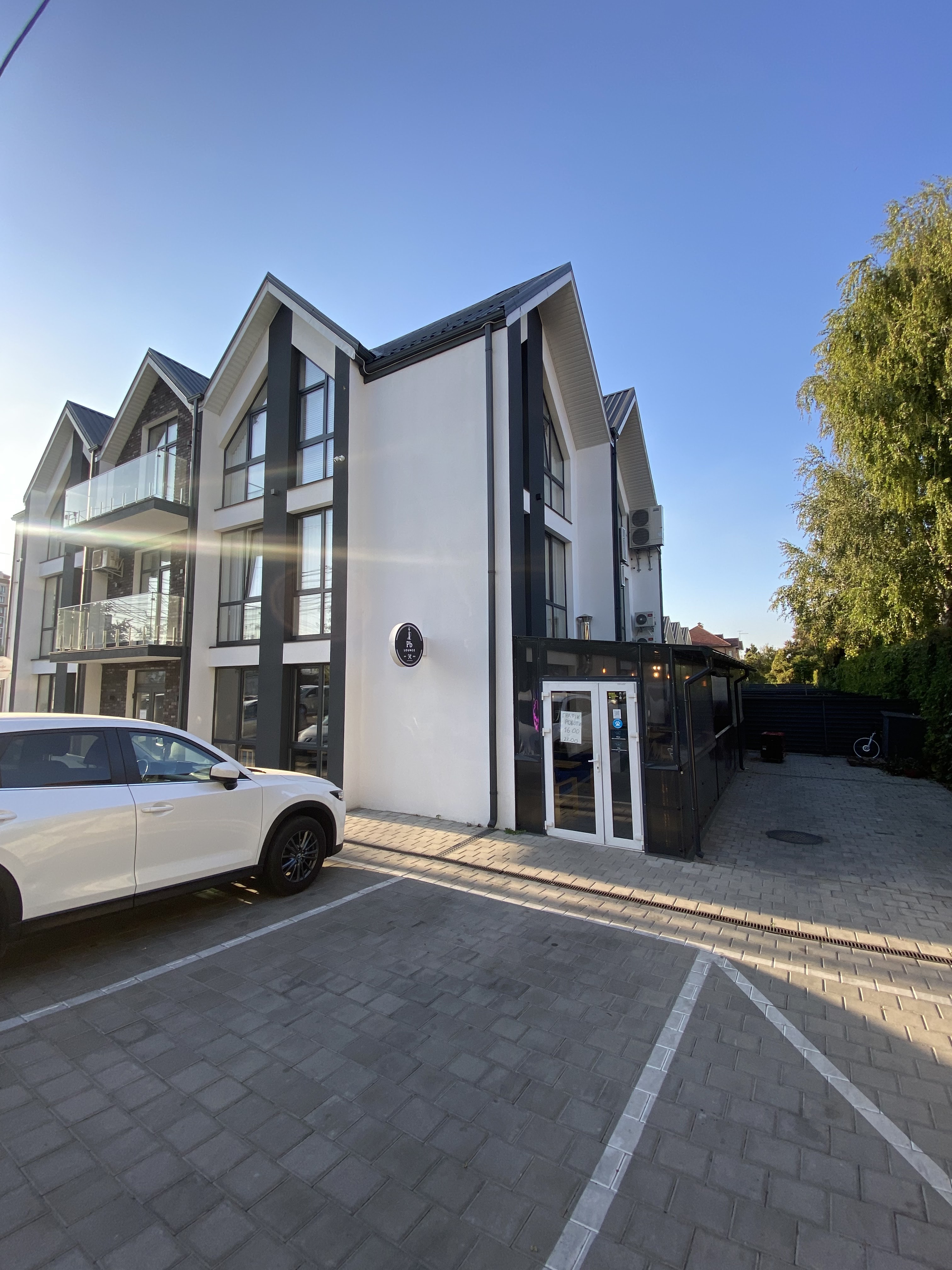 Pb-Lounge Bar image 3