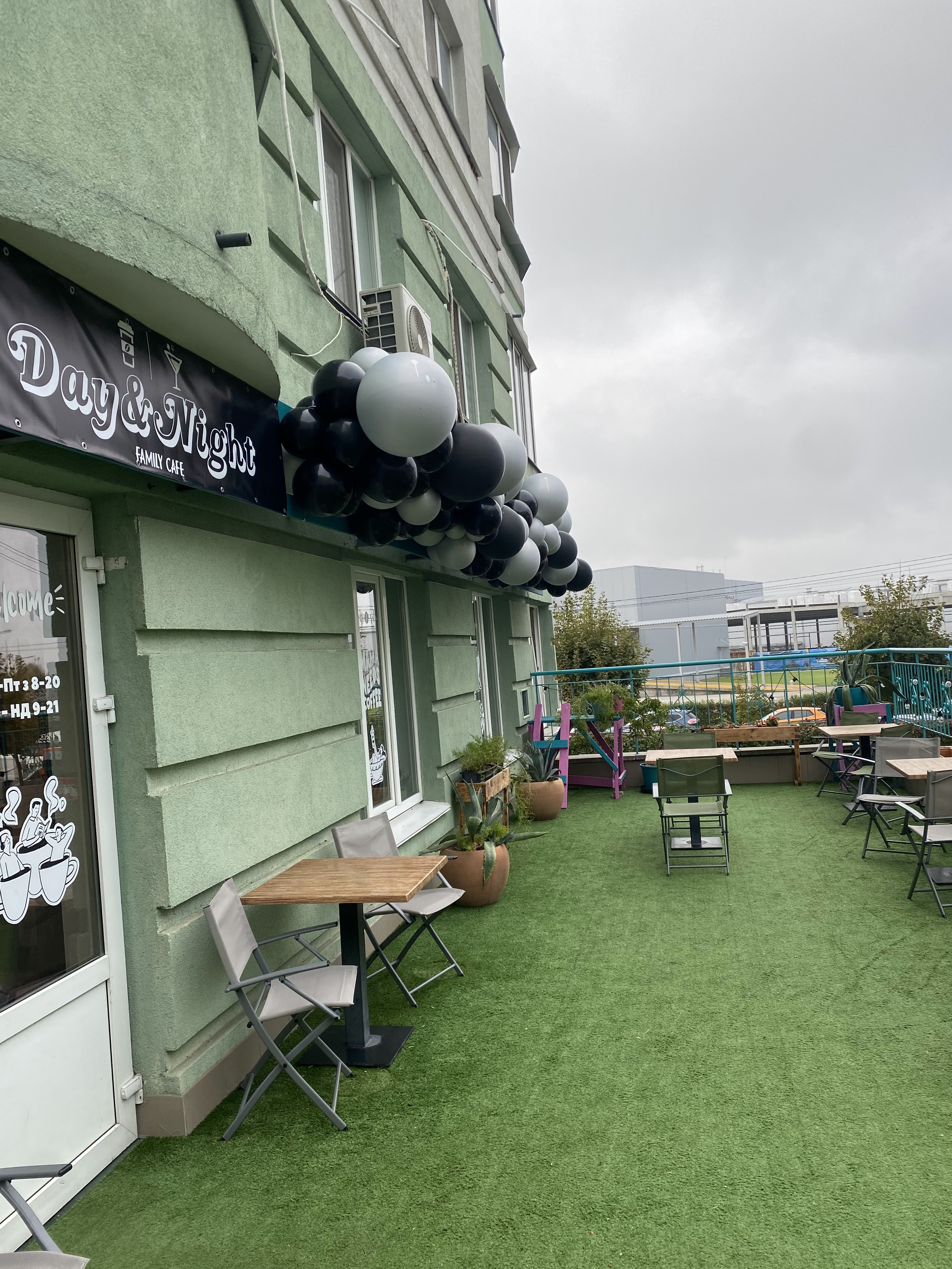 Family cafe Day & Night image 15