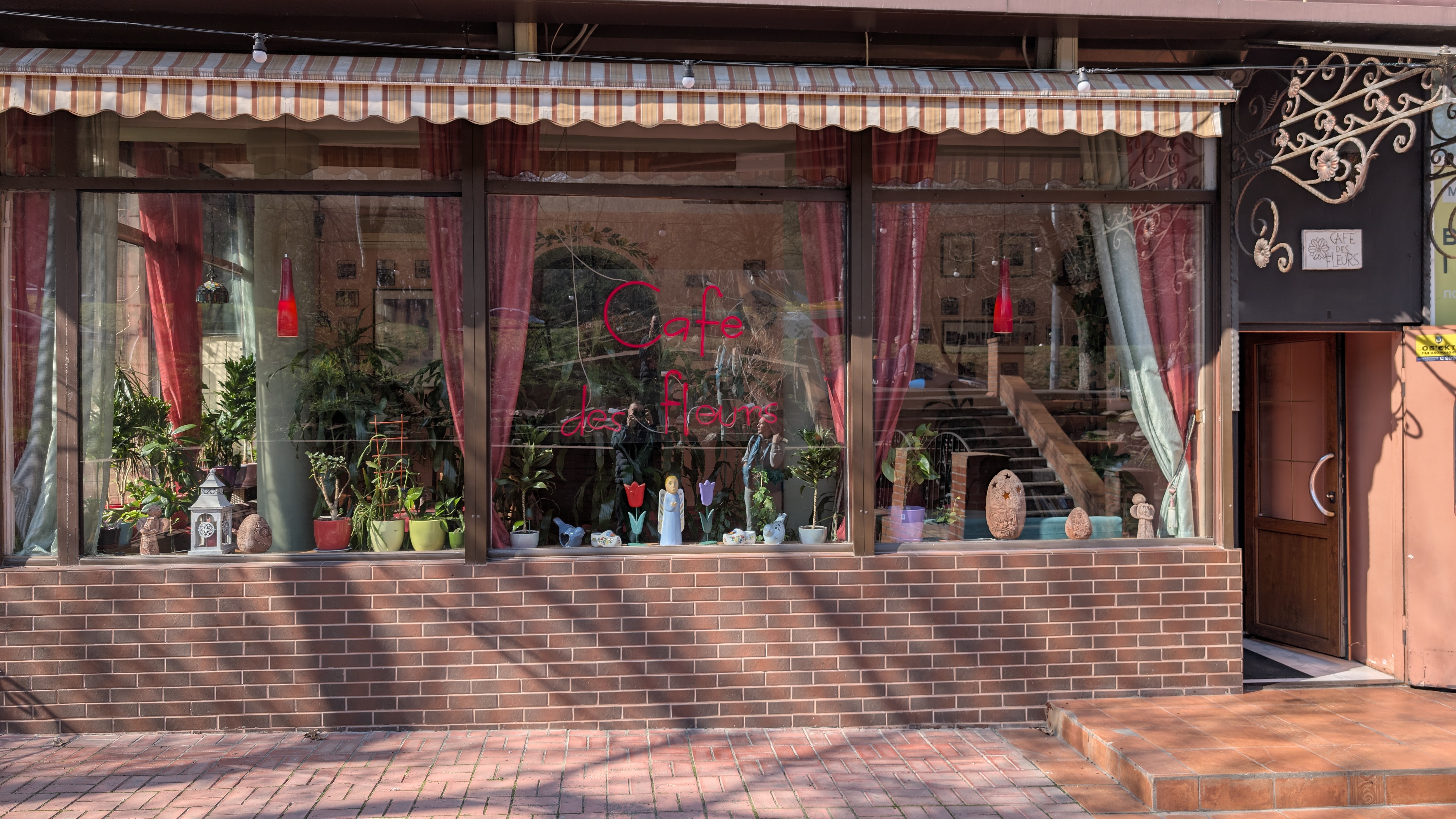 Cafe des fleurs image 15