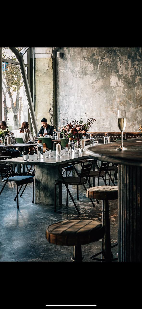 AVANGARDEN gallery and wine bar image 1