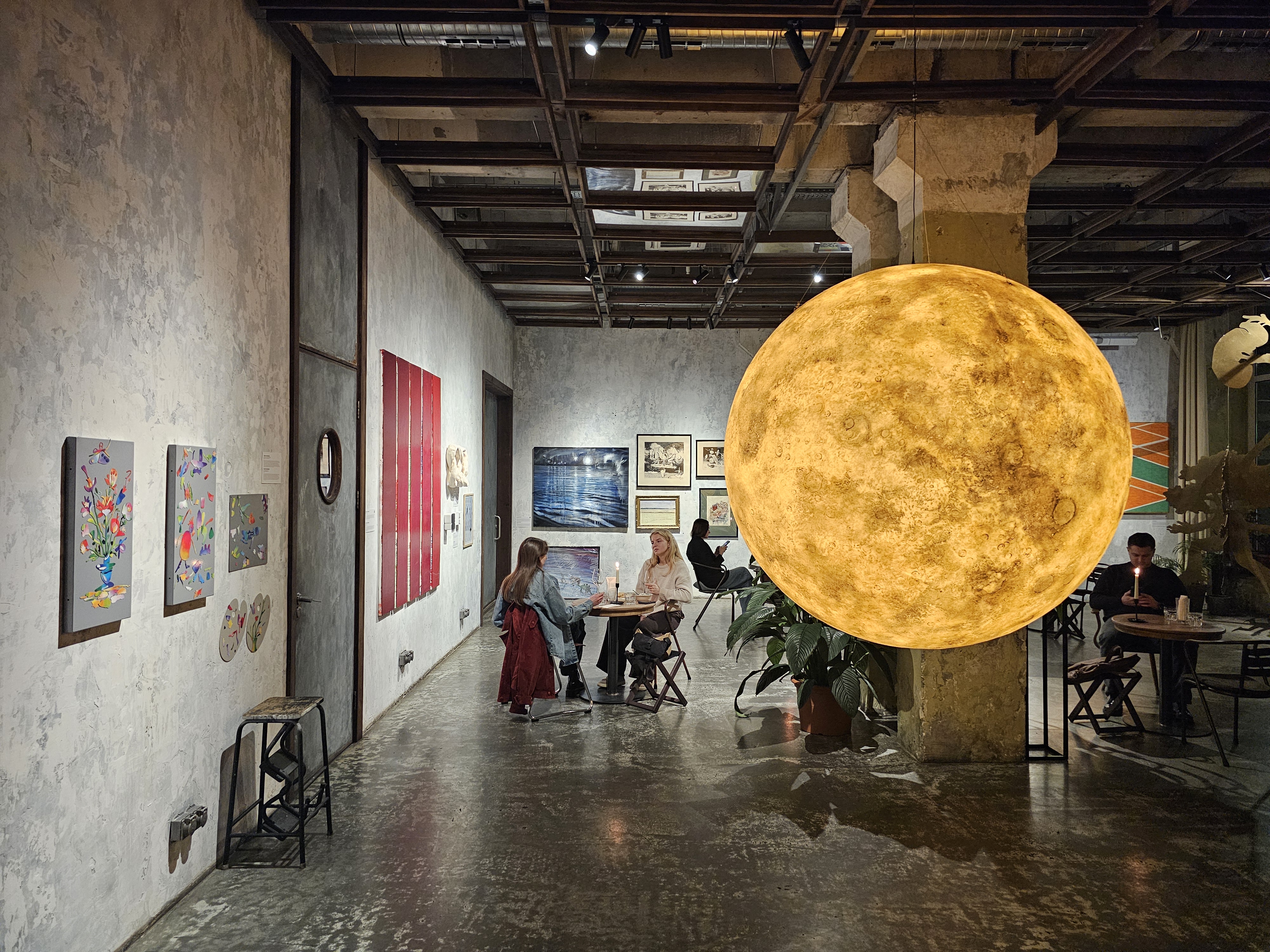 AVANGARDEN gallery and wine bar image 3