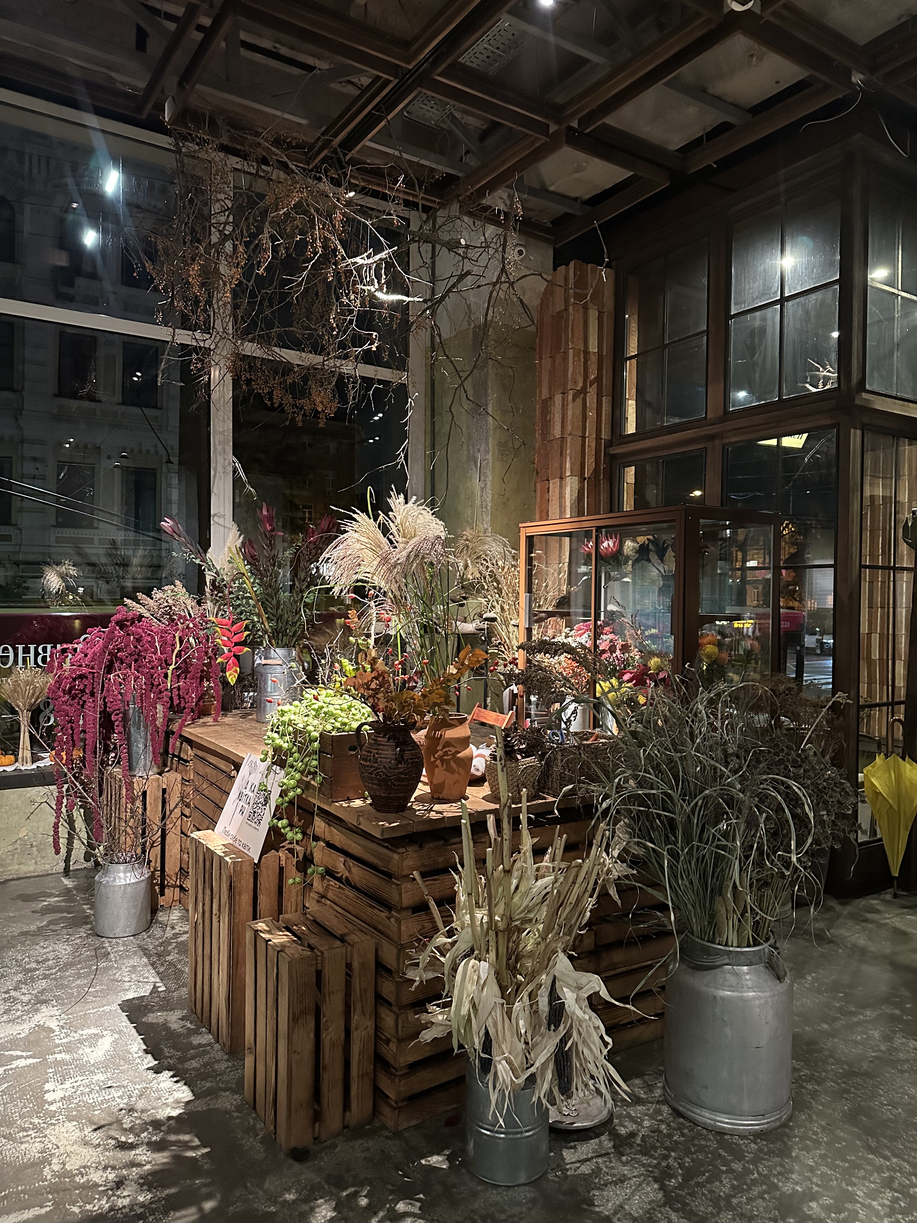 AVANGARDEN gallery and wine bar image 4