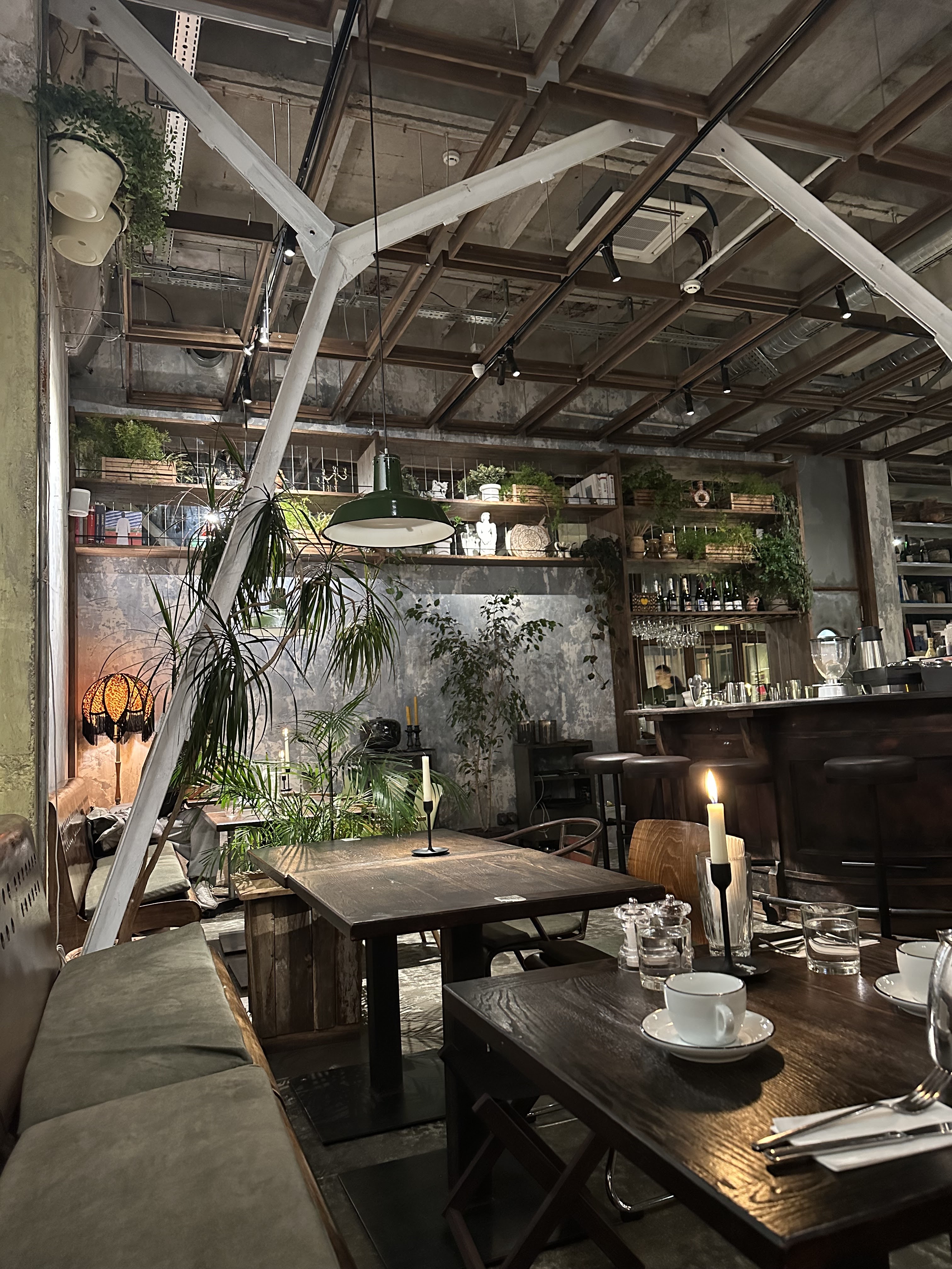 AVANGARDEN gallery and wine bar image 7