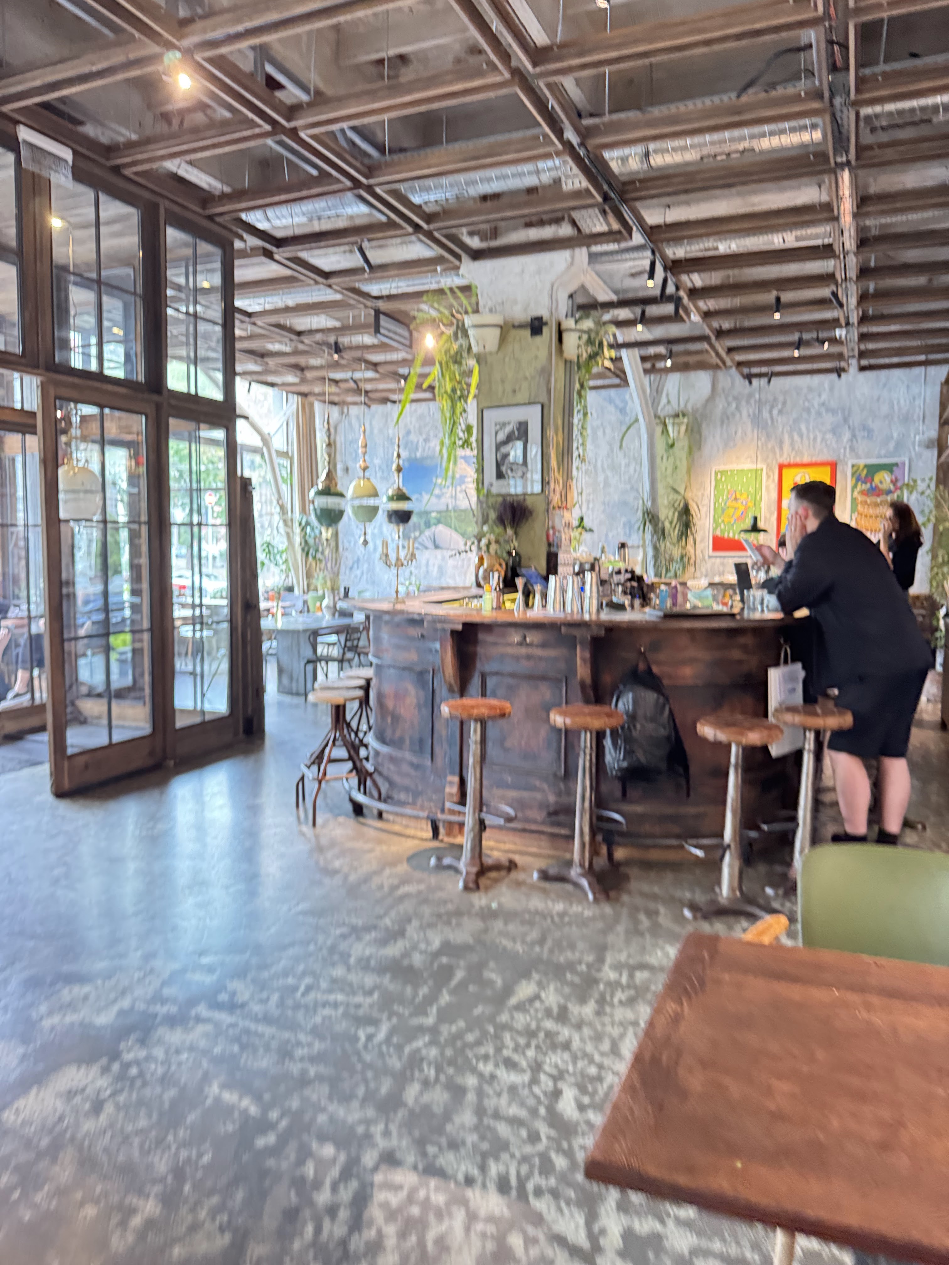 AVANGARDEN gallery and wine bar image 8