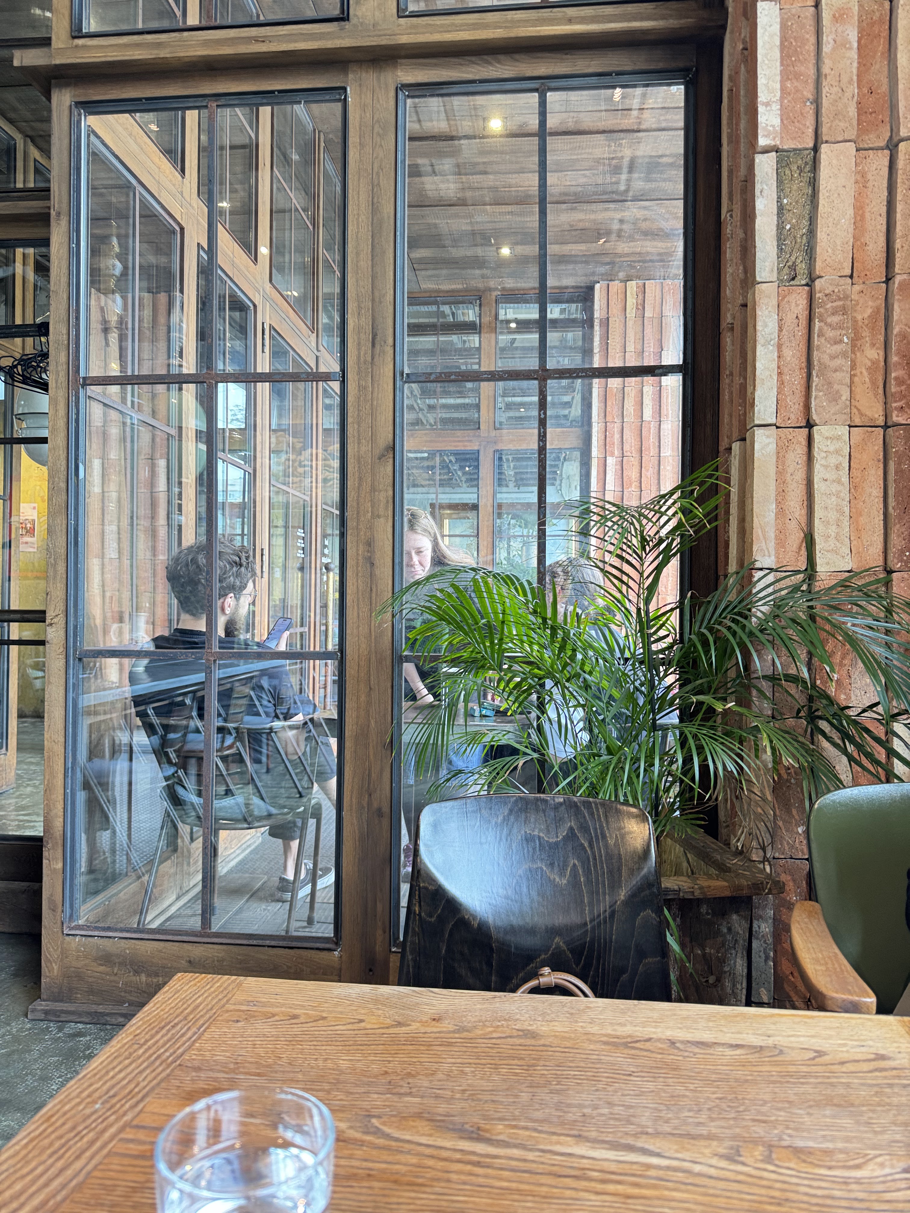 AVANGARDEN gallery and wine bar image 9