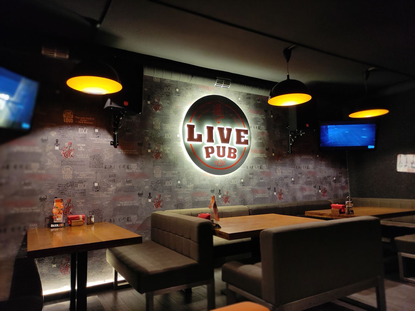 Live Pub image 13