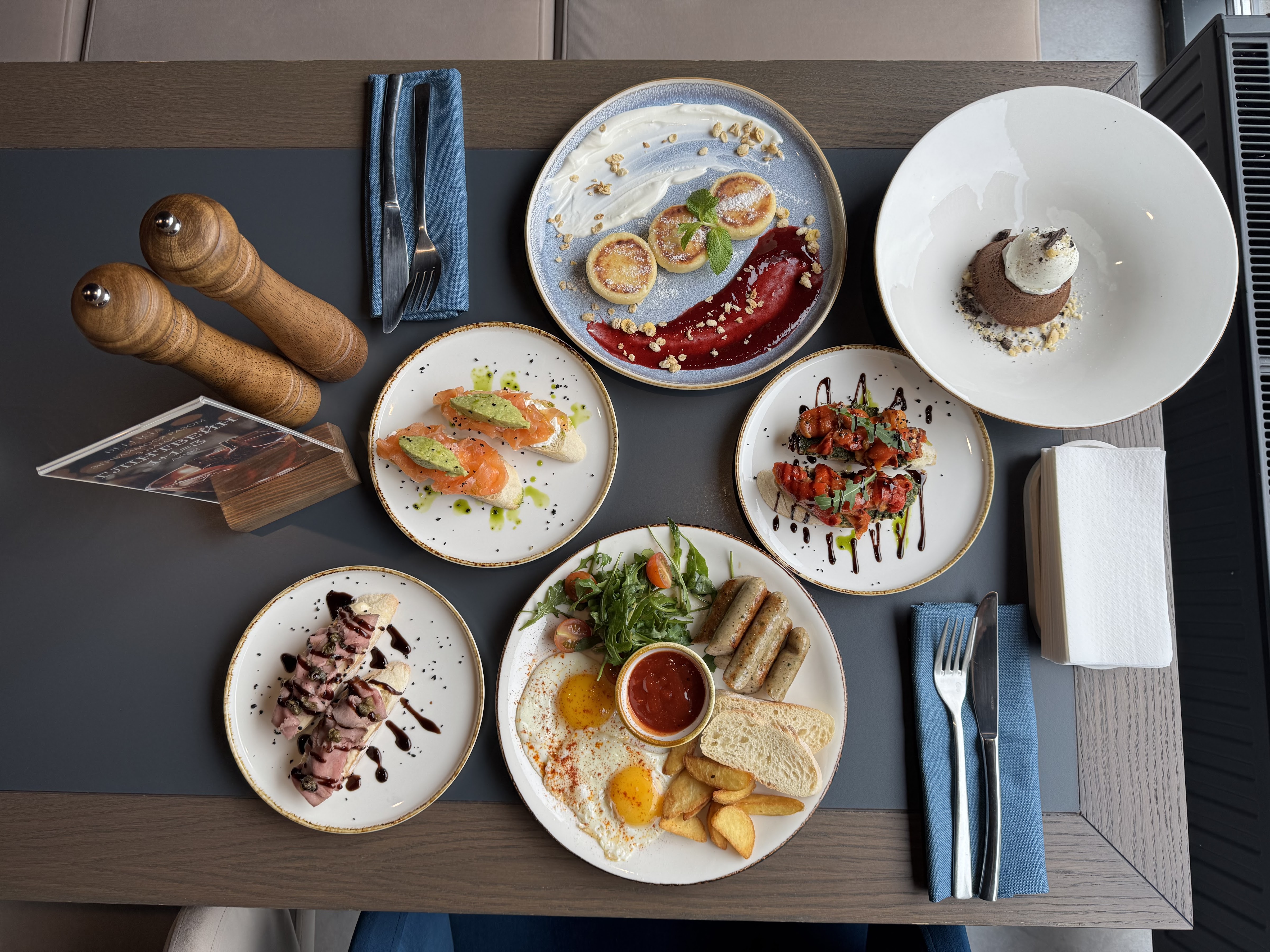 DELLÍCÍA Gastro Bar image 13