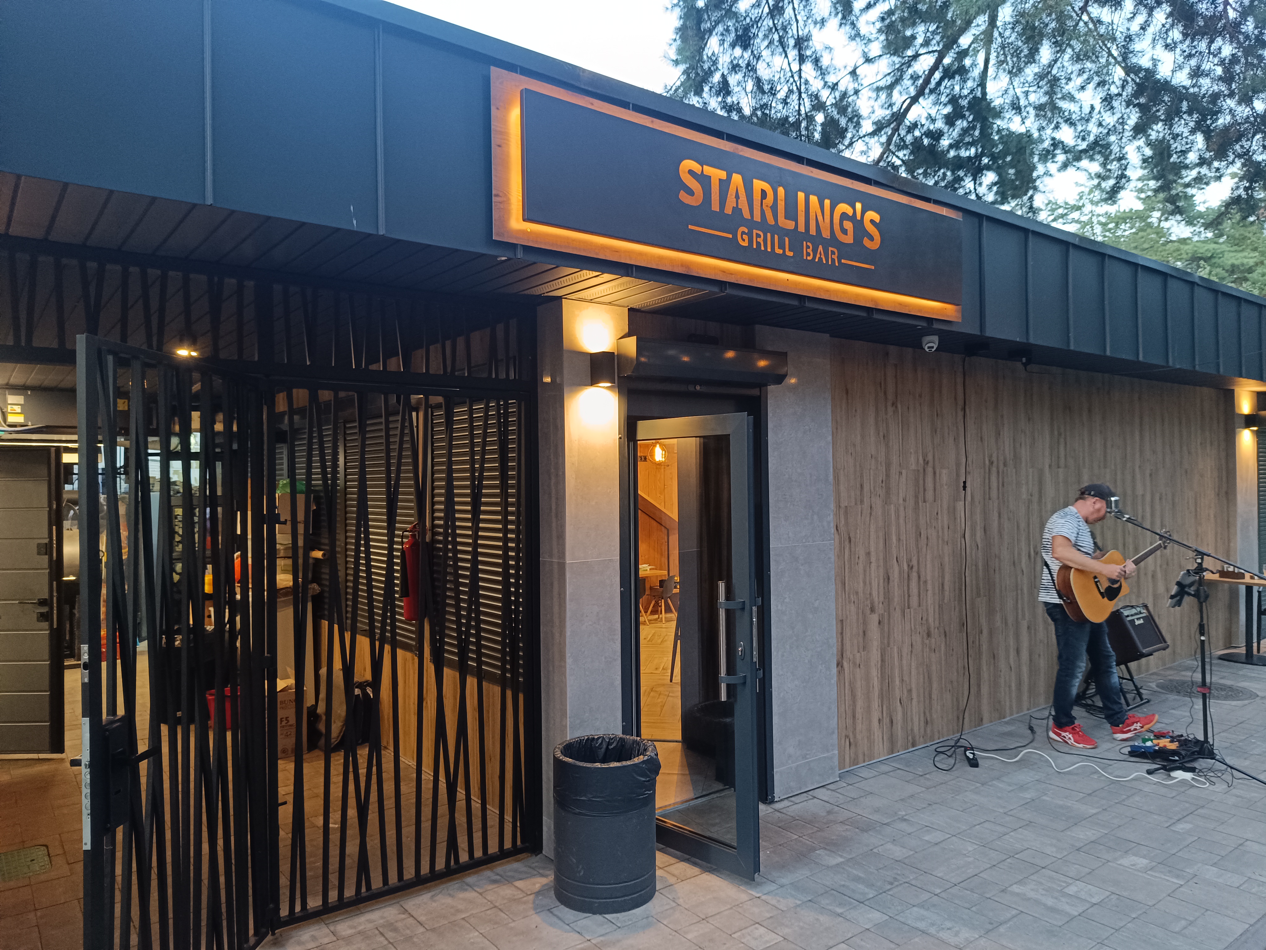 Starling’s Grill Bar image 19