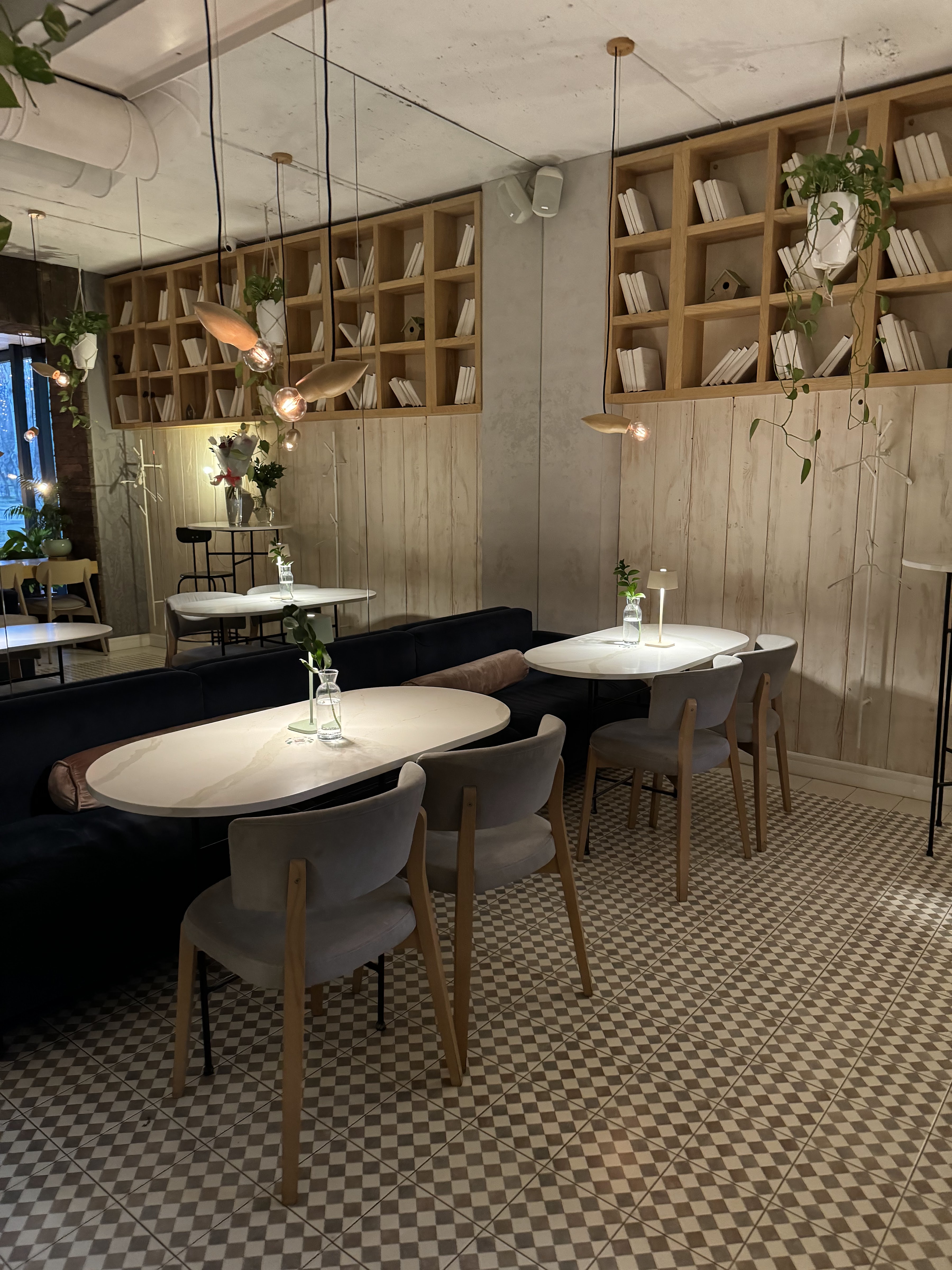 Garden resto bar image 3