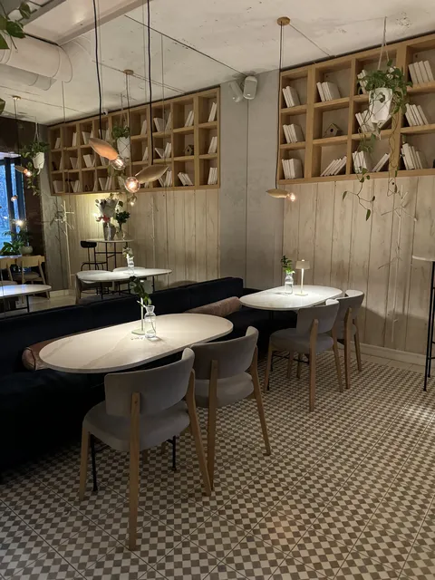 Garden resto bar image 3