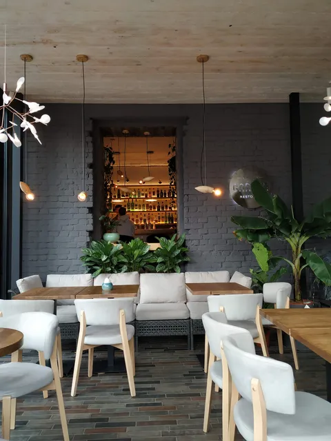 Garden resto bar image 6