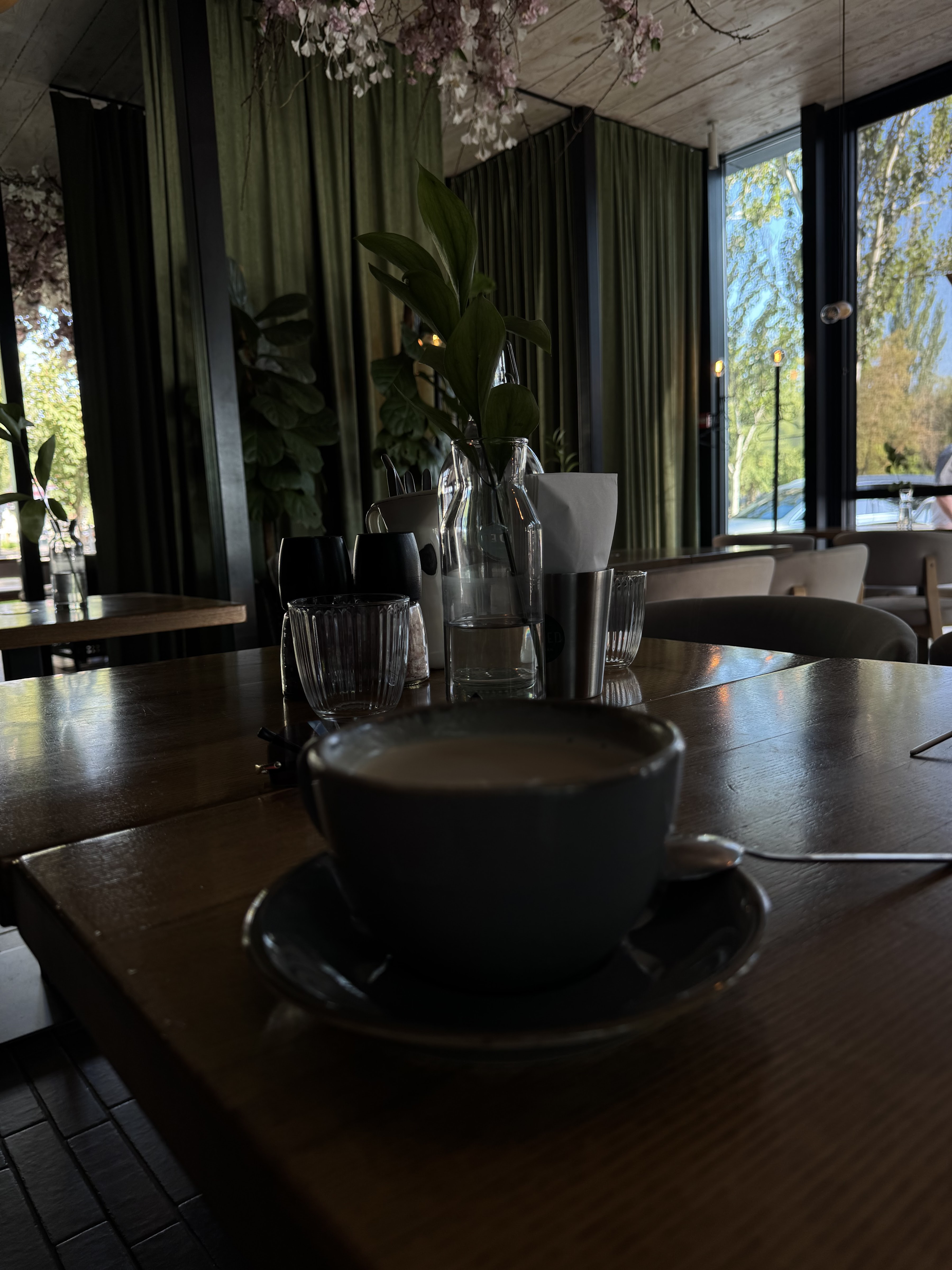 Garden resto bar image 7