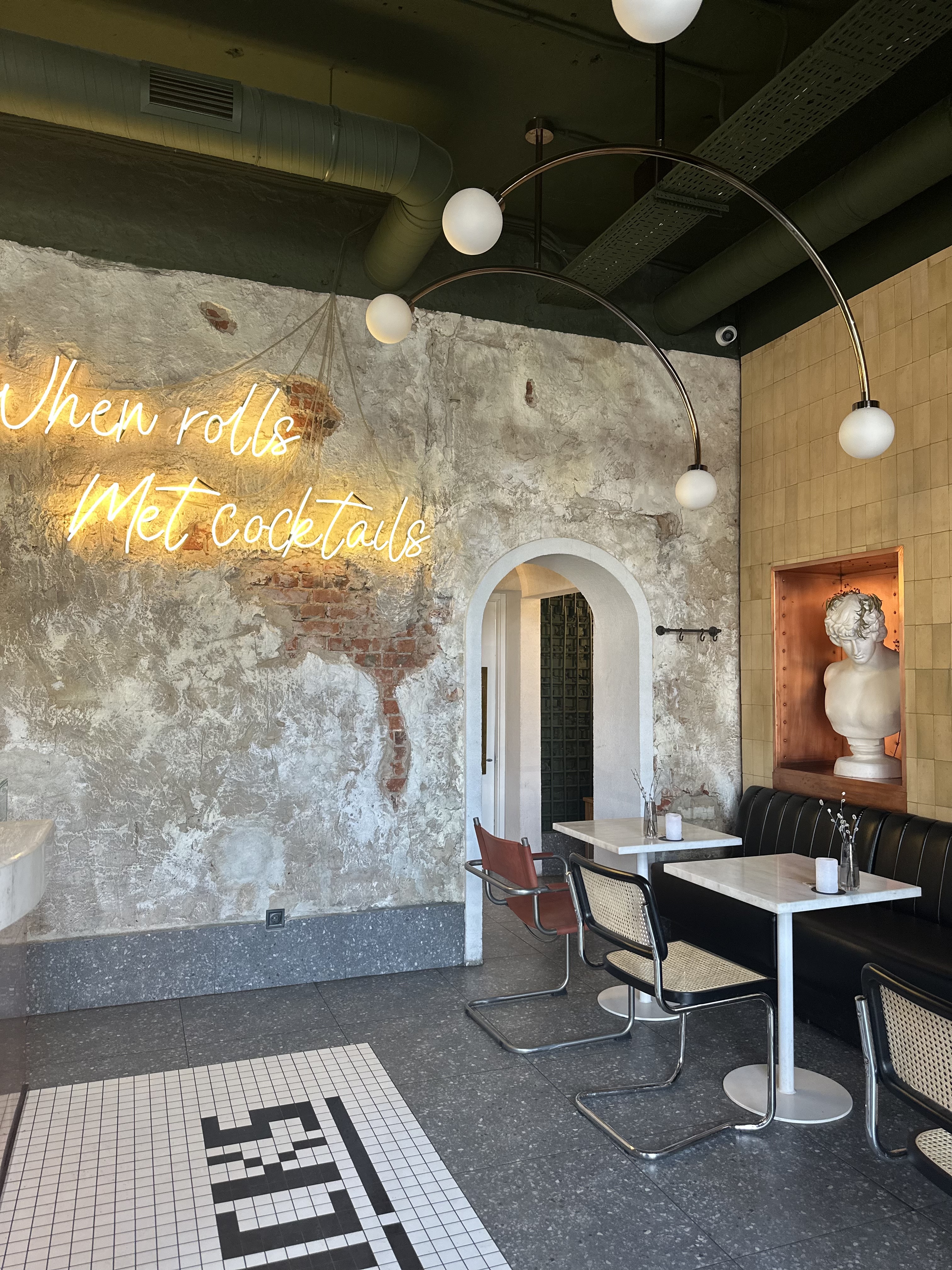 CHICKS ROLLS & DRINKS image 6