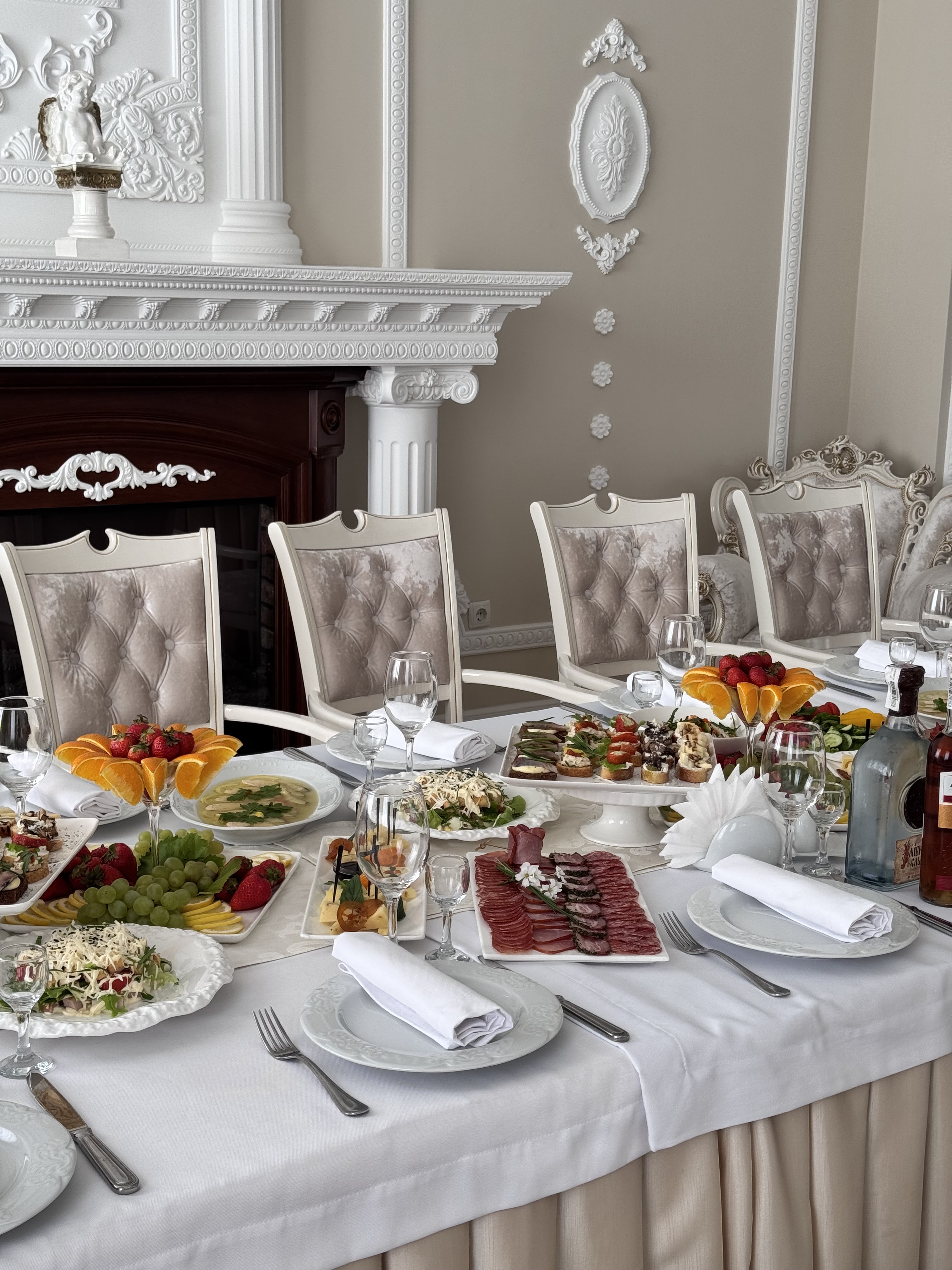 The restaurant "White Royal" image 2