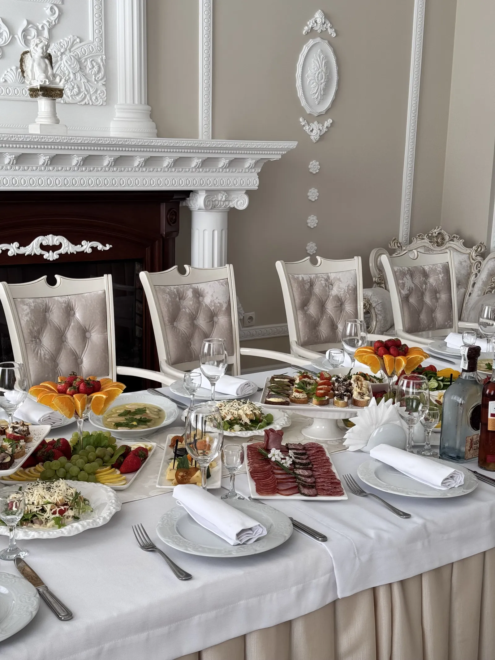 The restaurant "White Royal" image 2