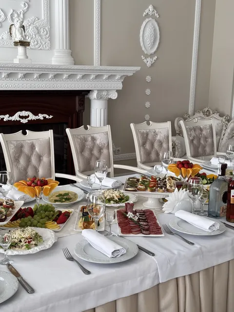 The restaurant "White Royal" image 2