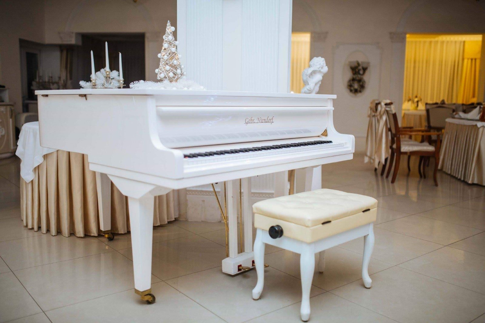 The restaurant "White Royal" image 9