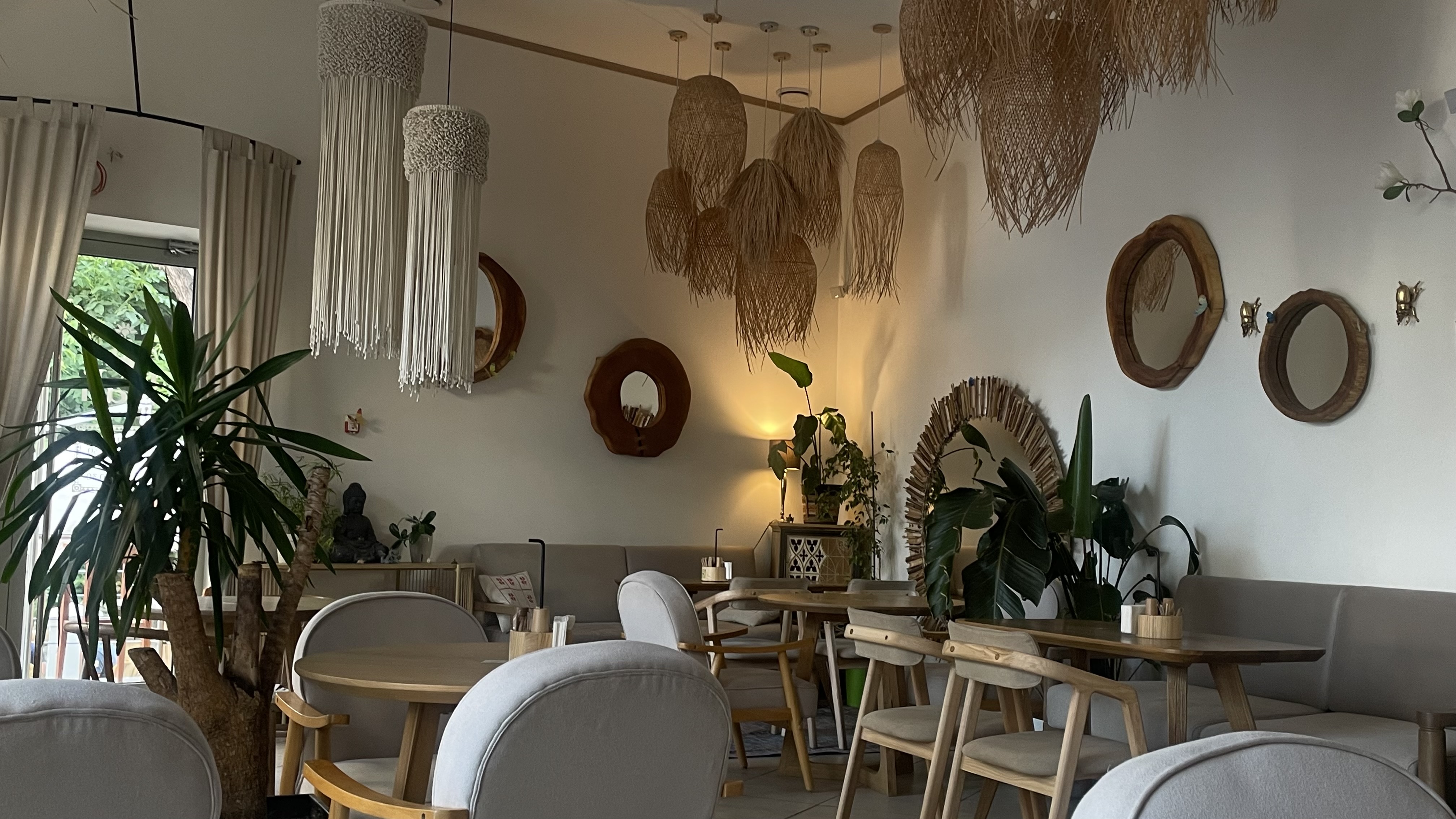 Bali casual cafe image 4