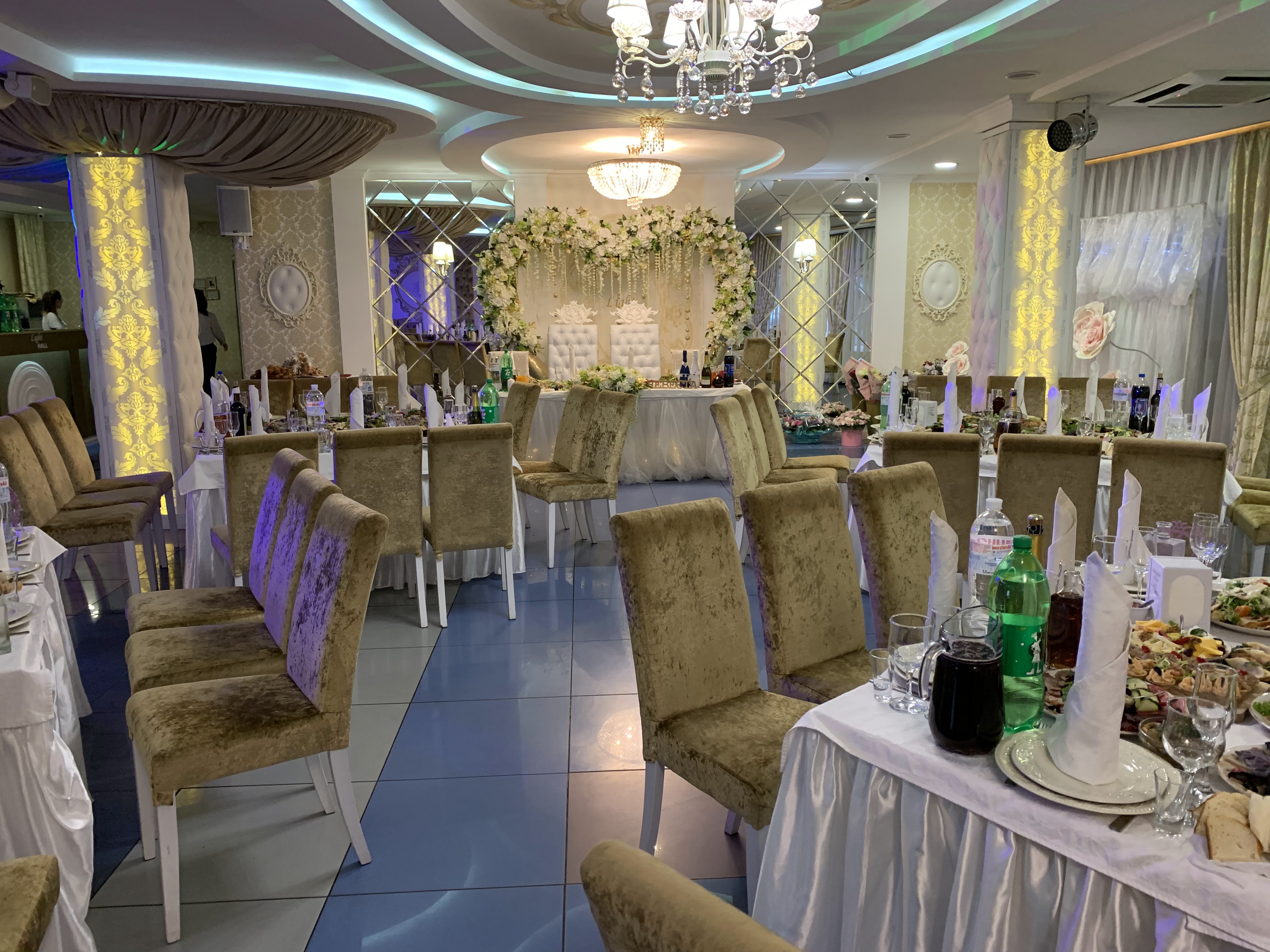 Layt Kholl Restoran Karaoke image 1