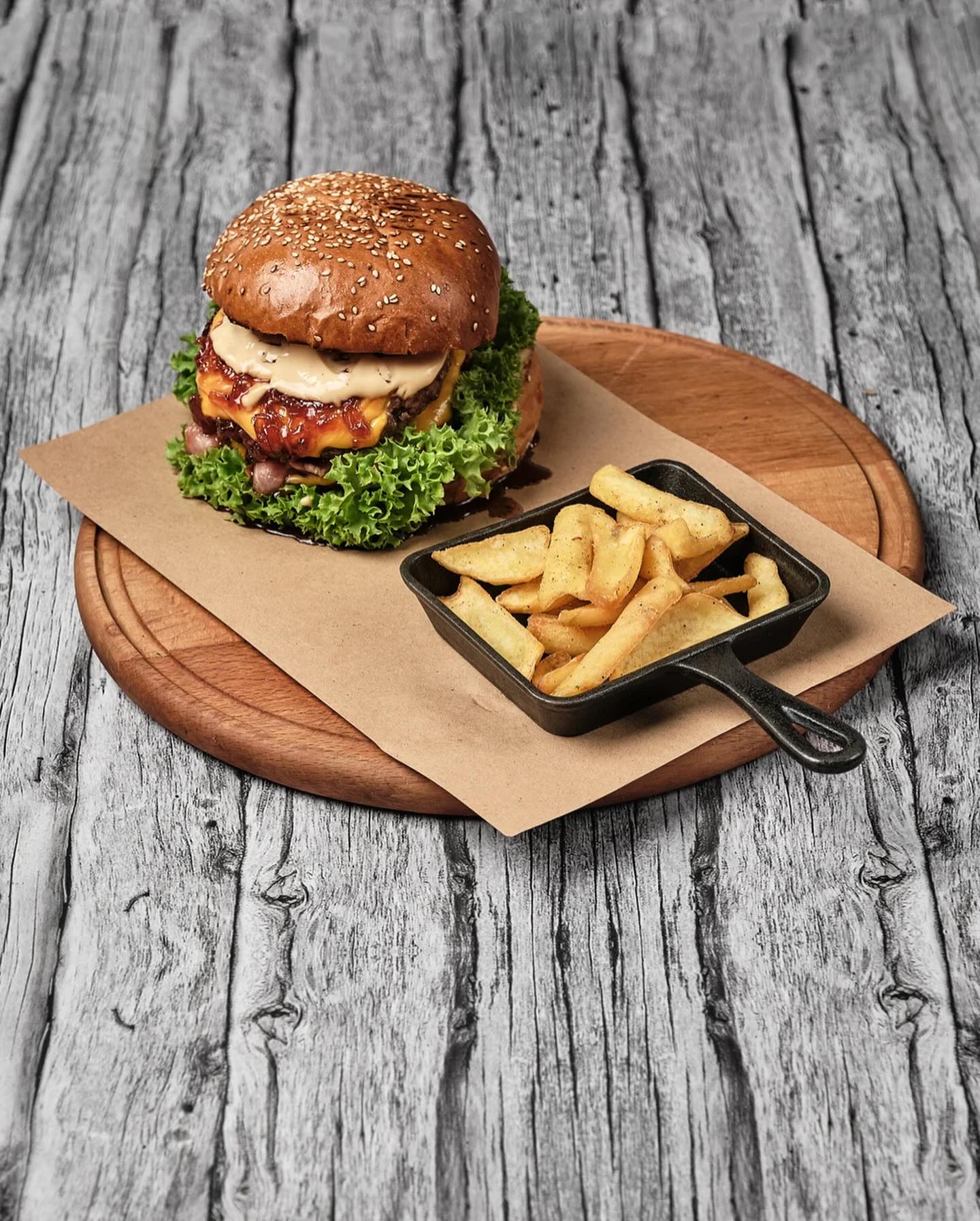 《Малий Уж》casual restaurant image 11