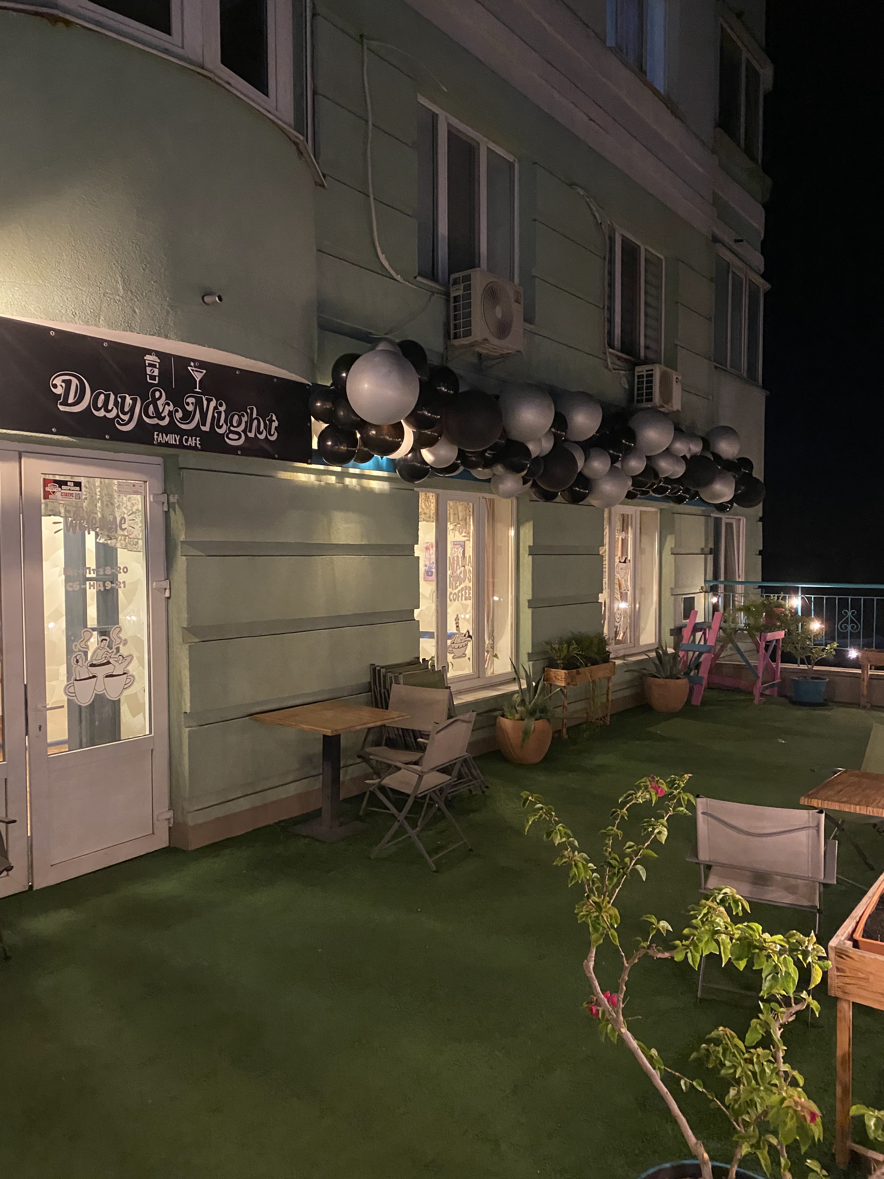 Family cafe Day & Night image 21