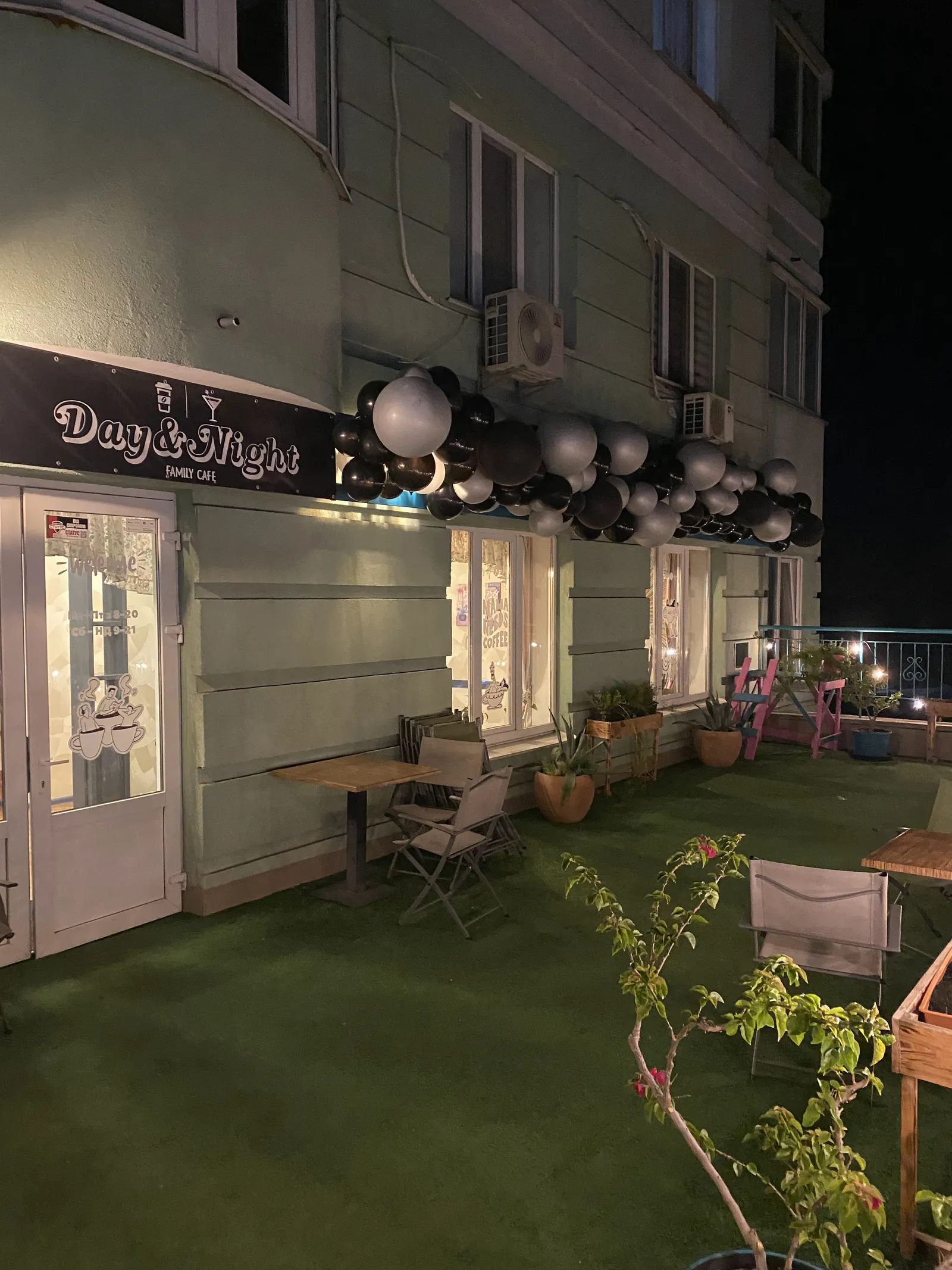 Family cafe Day & Night image 21