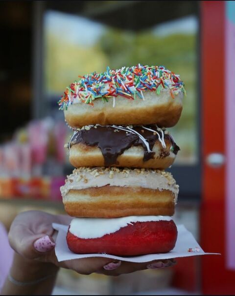 Misis Donuts image 3