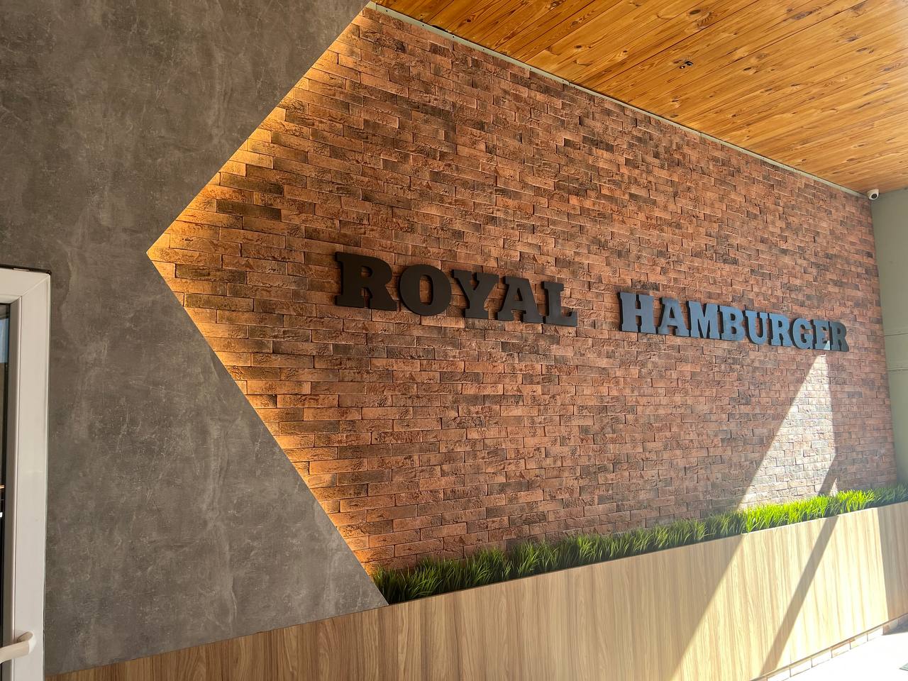 Royal Hamburger image 4