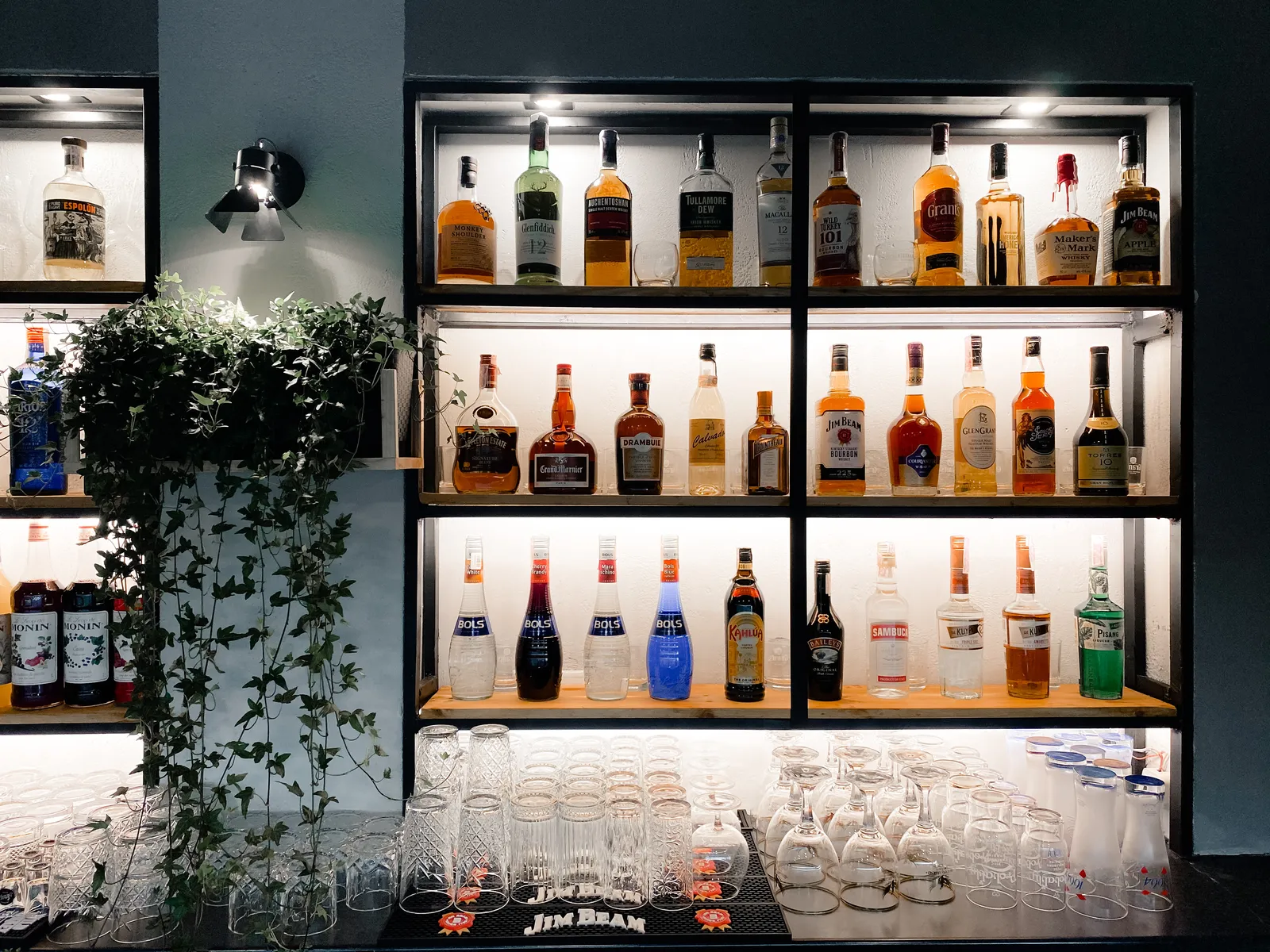 AM PM Bar image 1